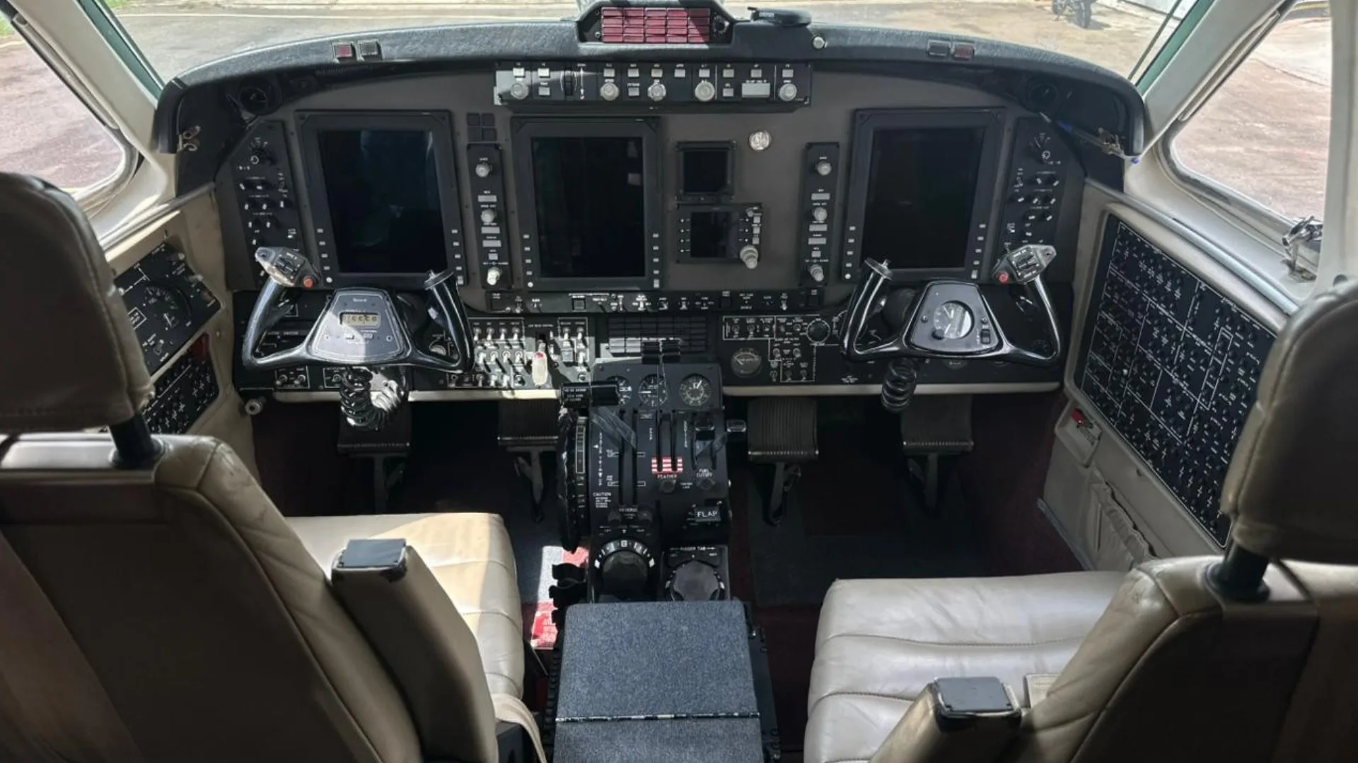 Cockpit and instrument panel of a 2004 Beechcraft KING AIR B200 2004.