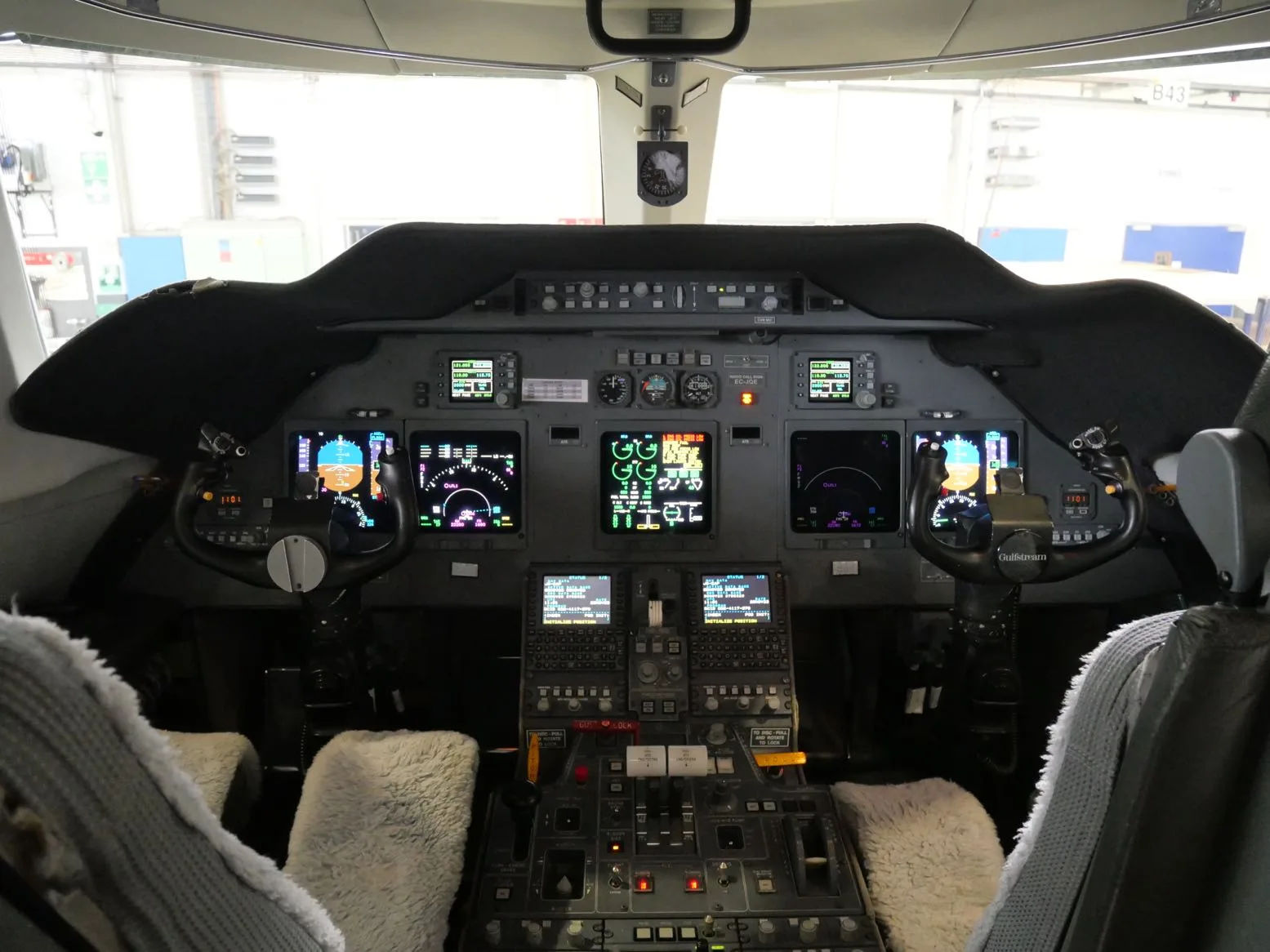 Cockpit and instrument panel of a 2006 Gulfstream G200.
