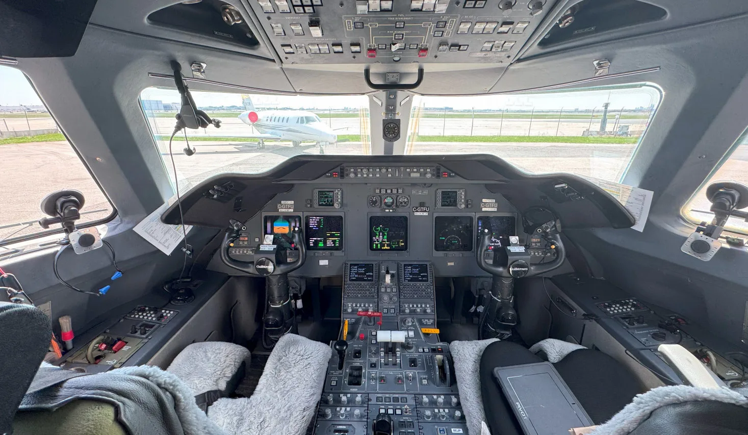 Cockpit and instrument panel of a 2007 Gulfstream G200.