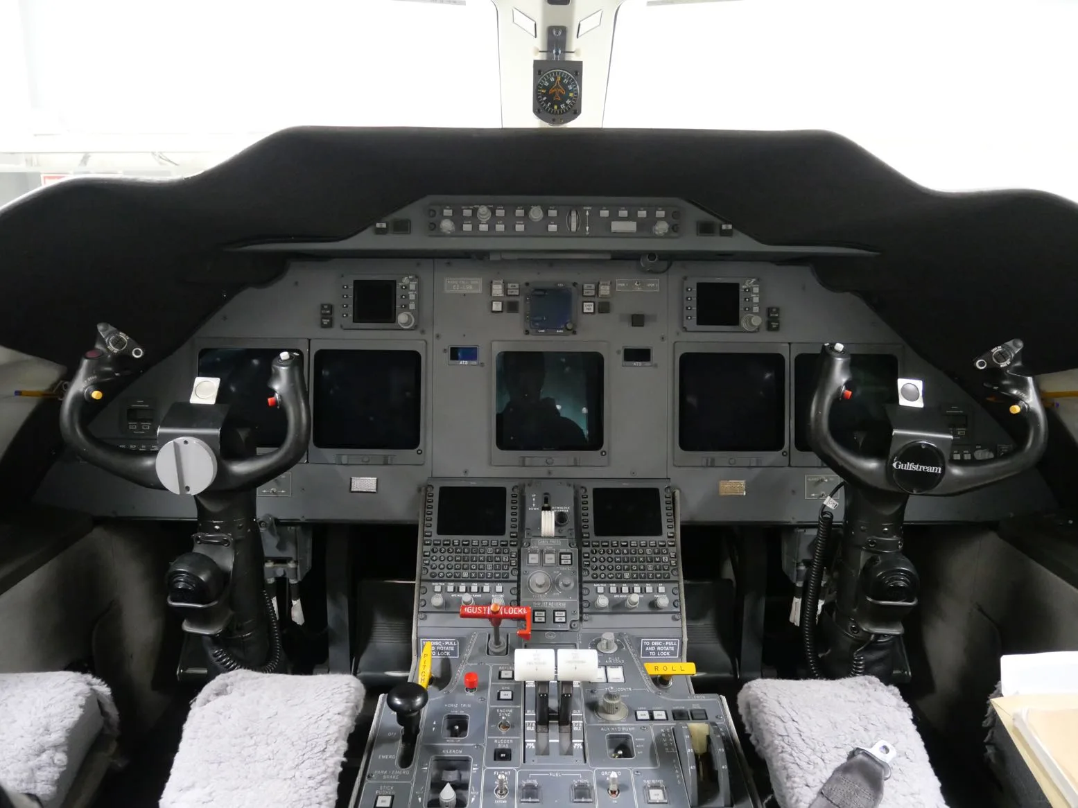 Cockpit and instrument panel of a 2009 Gulfstream G200.