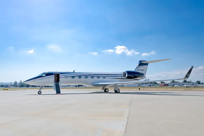 Exterior view of a 2006 Gulfstream G550, N949GM.