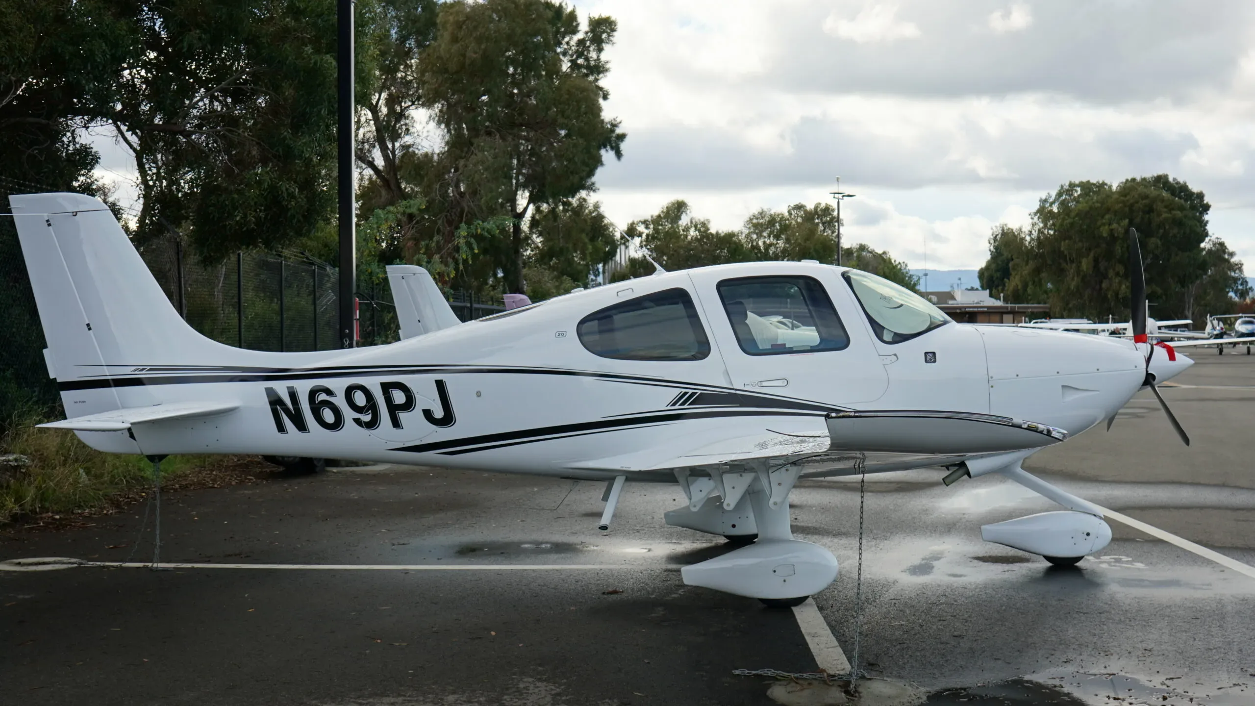 Exterior view of a 2023 Cirrus SR20 G7.