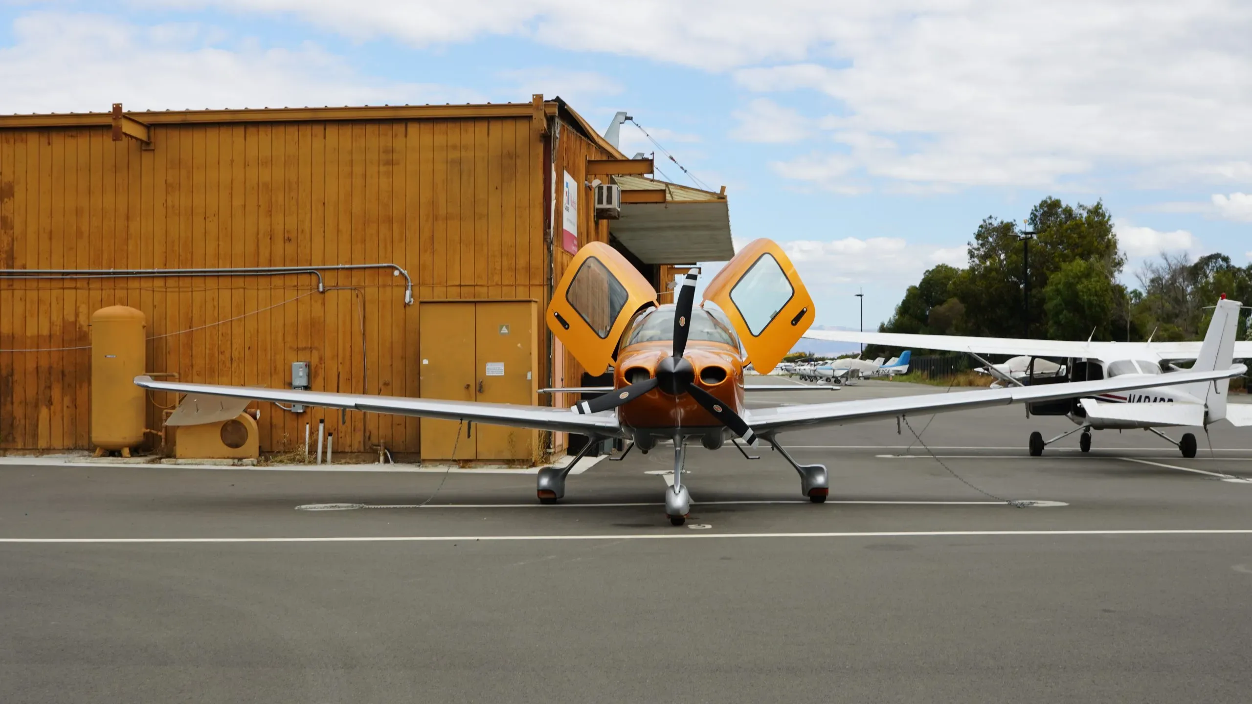 Exterior view of a 2022 Cirrus SR20, N662JJ.