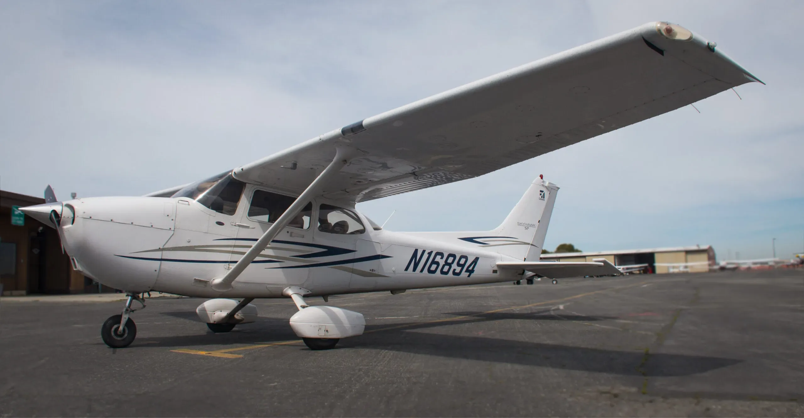 Exterior view of a 2007 Cessna Skyhawk 172S, N16894.