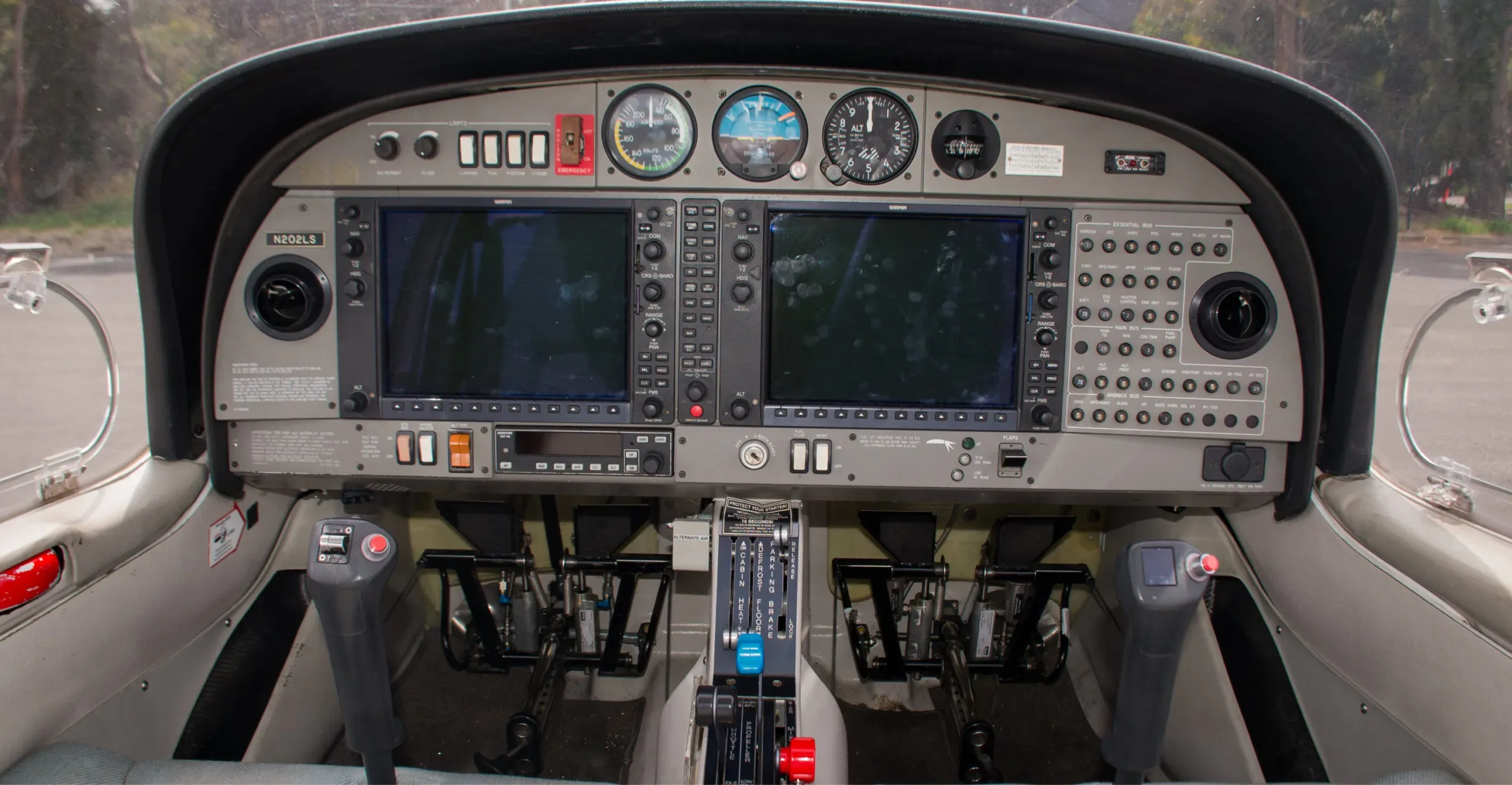 Cockpit and instrument panel of a 2004 Diamond DA40.