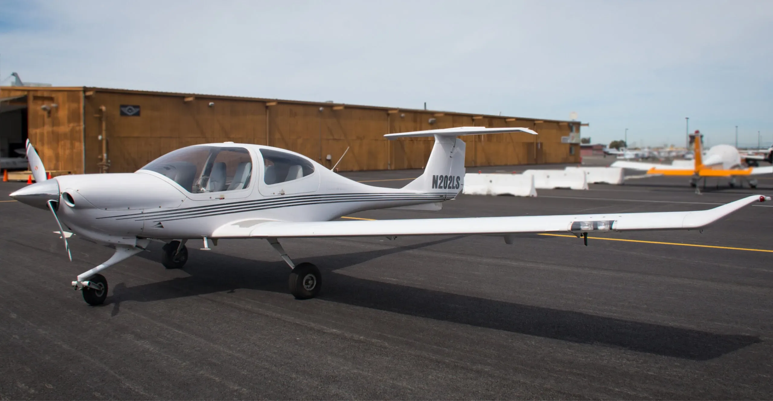 Exterior view of a 2004 Diamond DA40, N202LS.