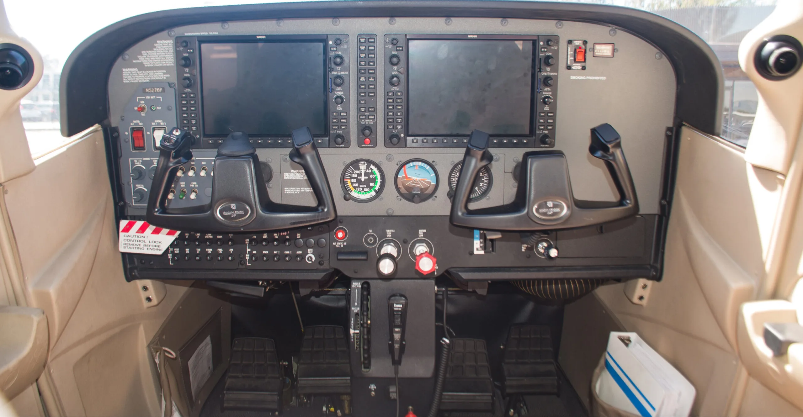 Cockpit and instrument panel of a 2009 Cessna Skyhawk 172SP.