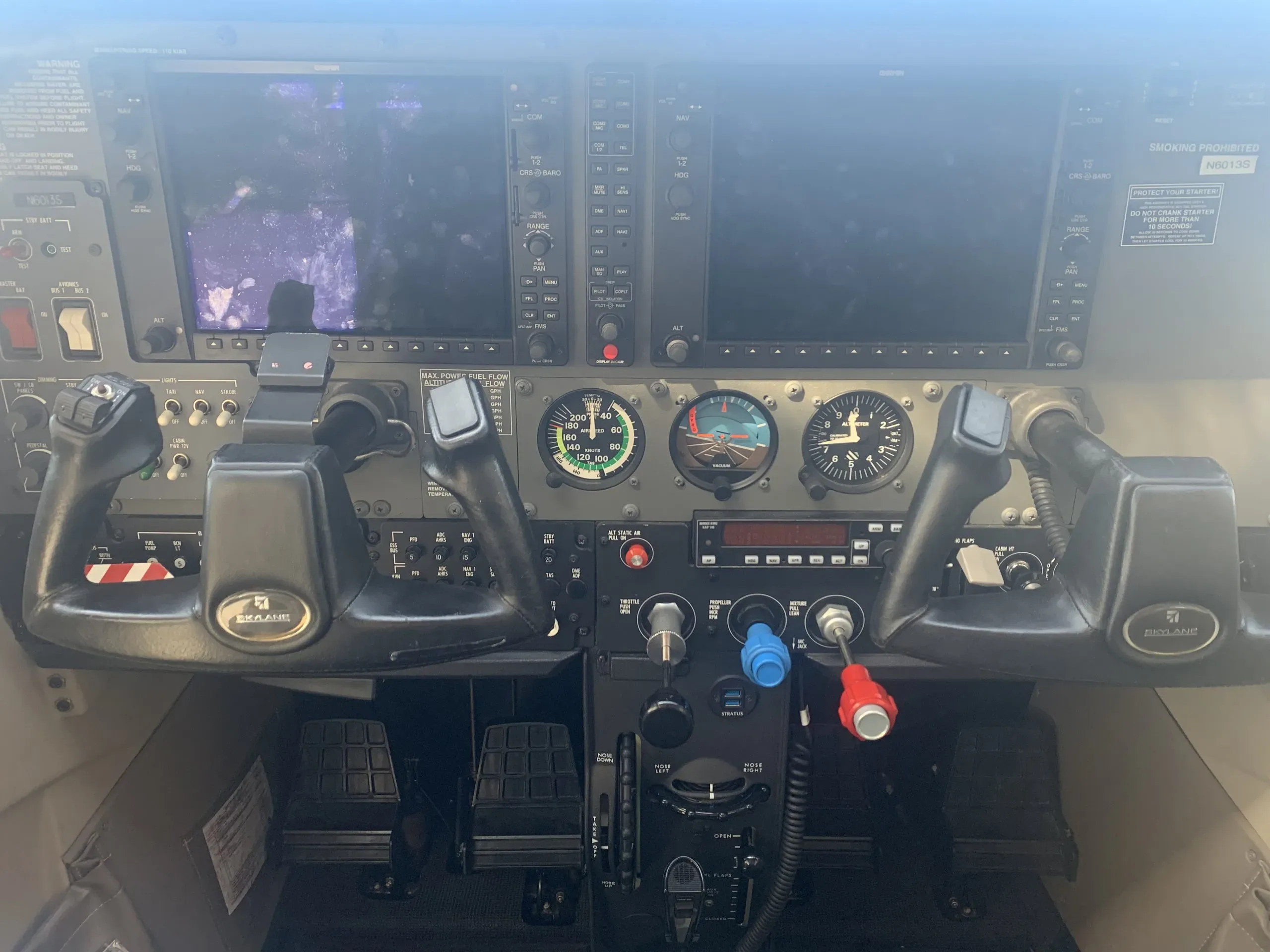 Cockpit and instrument panel of a 2006 Cessna Skylane 182T.
