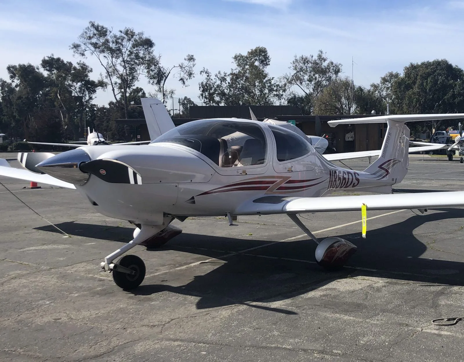 Exterior view of a 2007 Diamond DA40, N856DS.