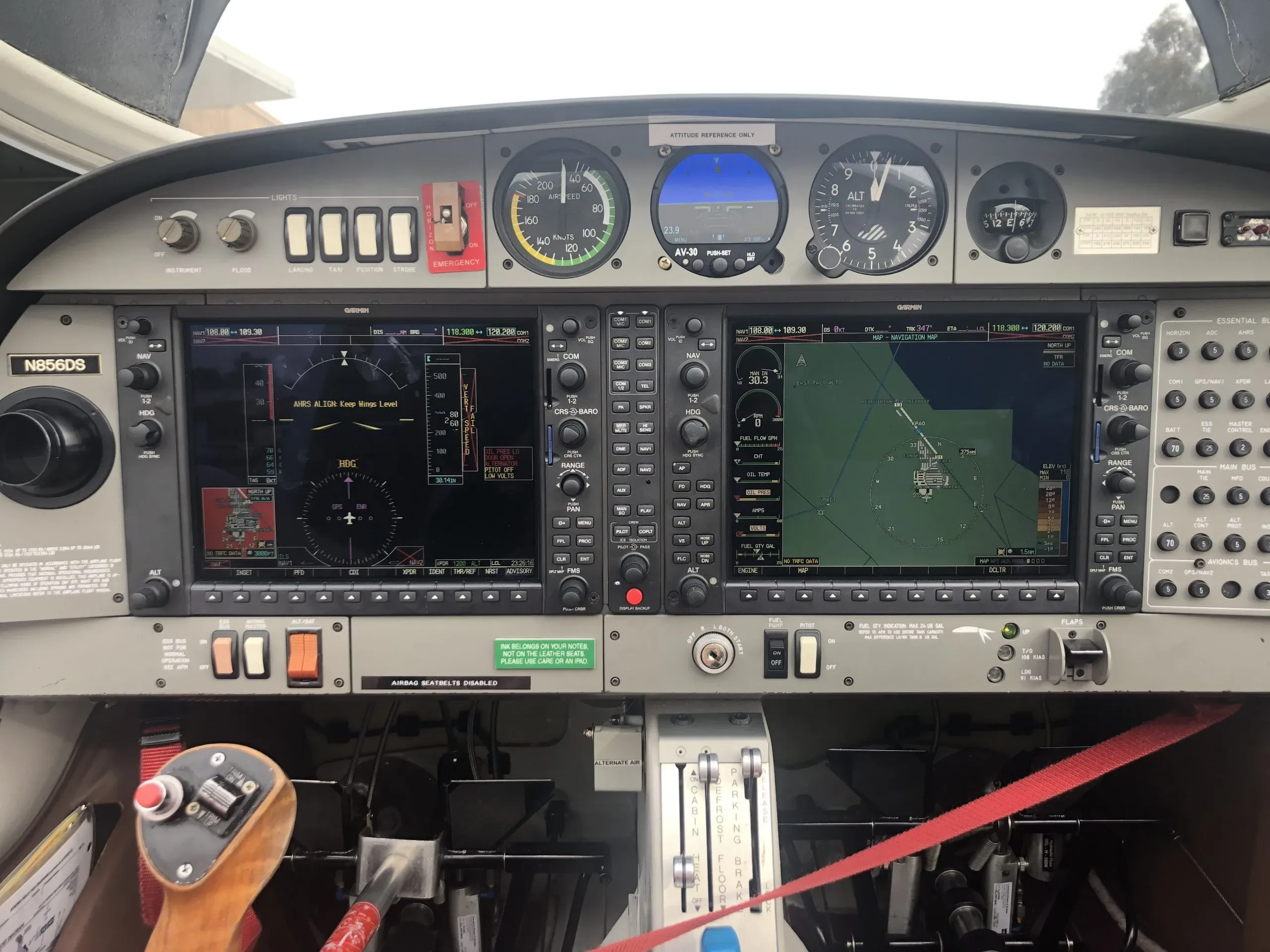 Cockpit and instrument panel of a 2007 Diamond DA40.