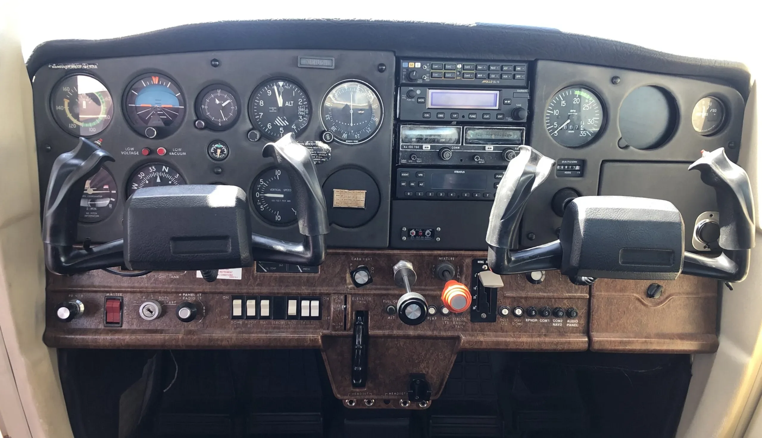 Cockpit and instrument panel of a 1985 Cessna 152.