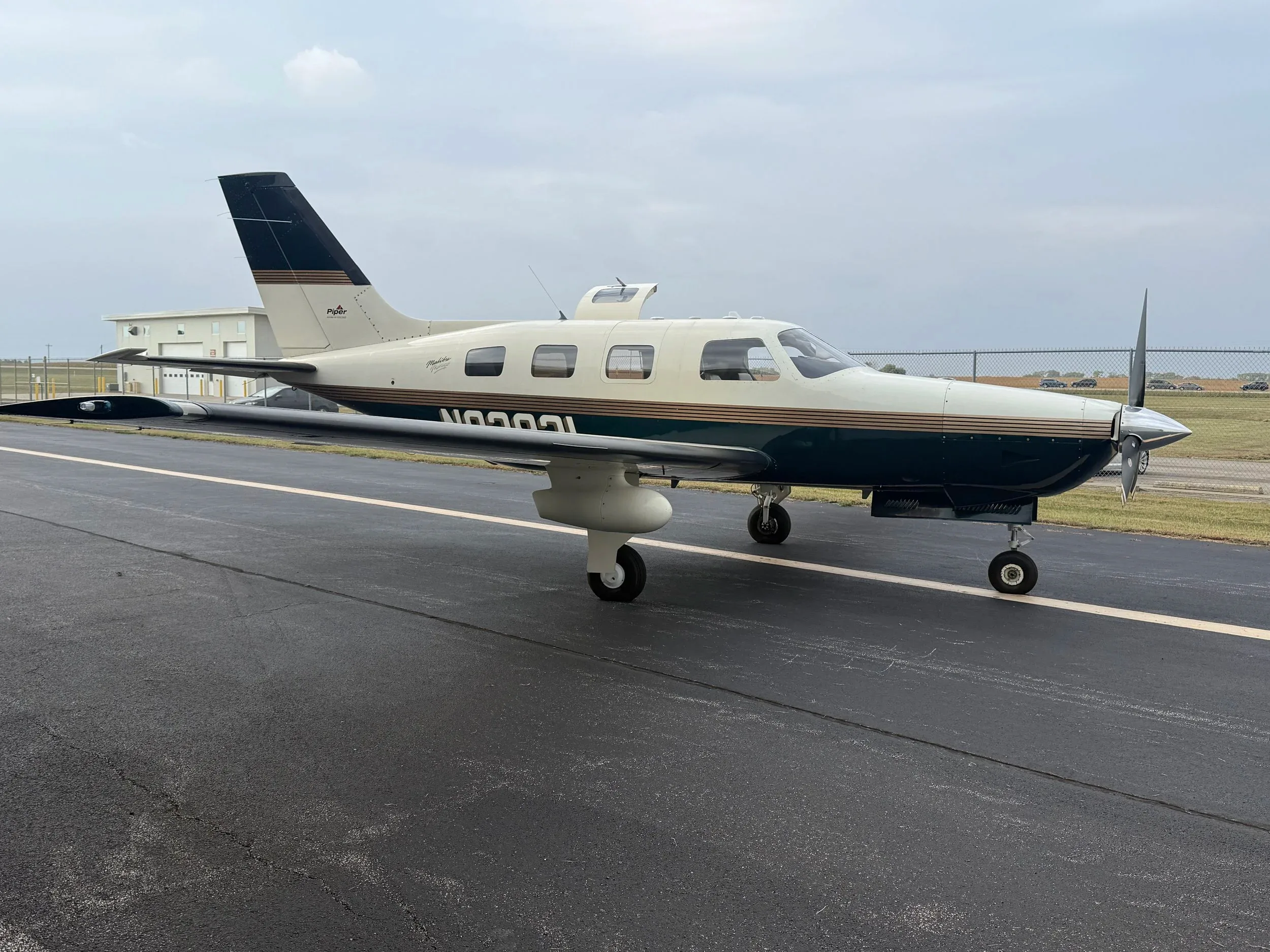Exterior view of a 1997 Piper PA46-350P — Aerinova, N92821.