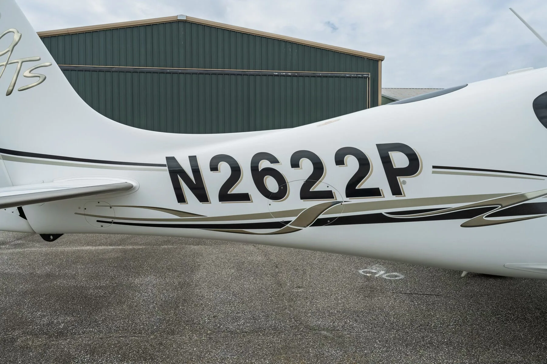 Exterior view of a 2006 Cirrus SR22-G2 GTS, N2622P.