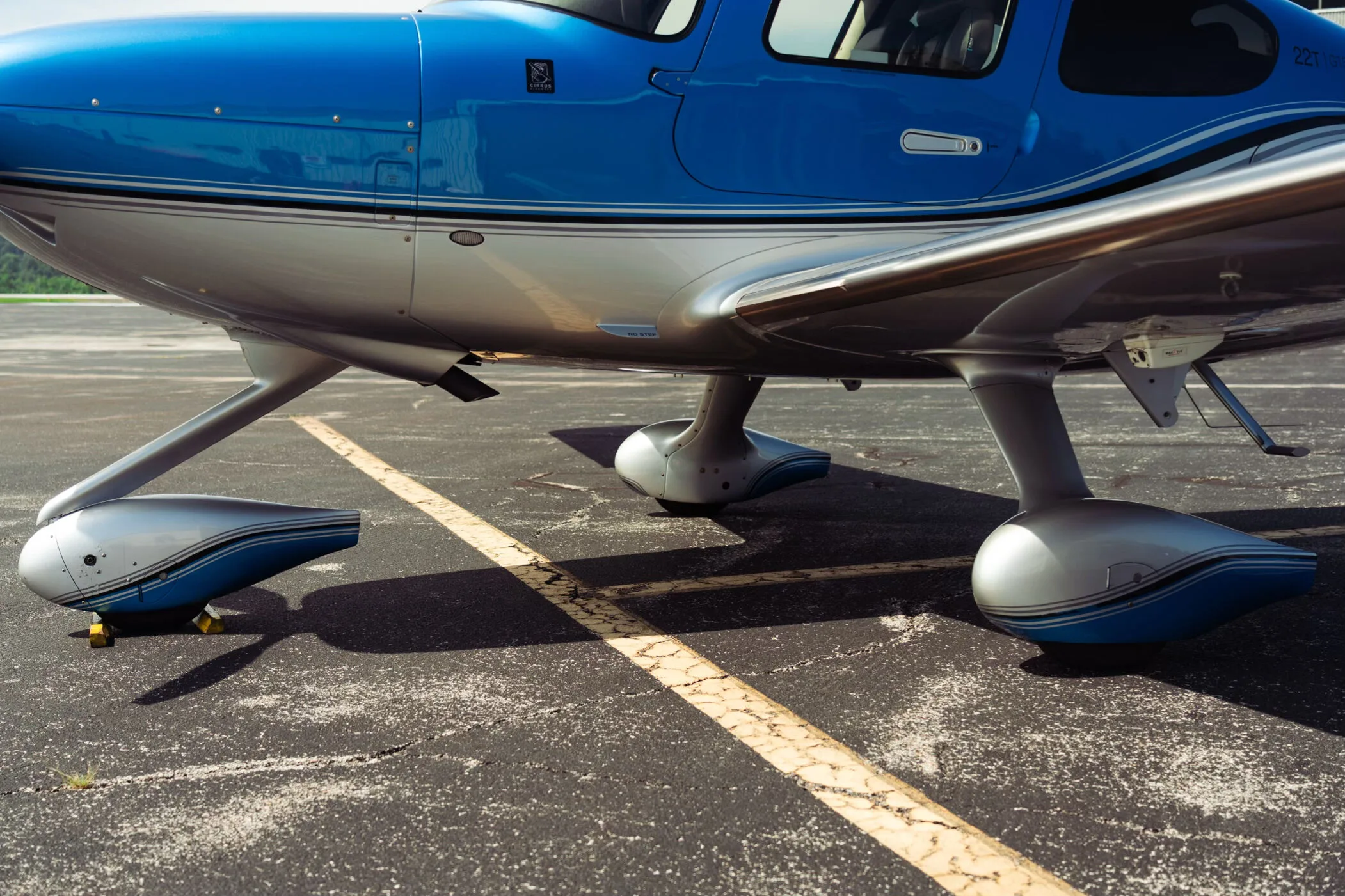 Exterior view of a 2018 Cirrus SR22T-G6, N4441V.
