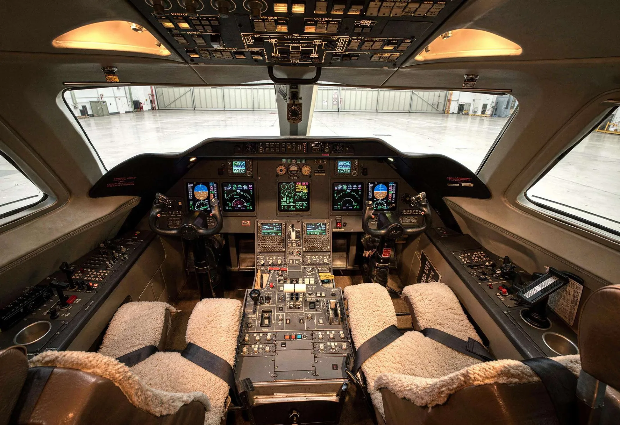 Cockpit and instrument panel of a Gulfstream G200.
