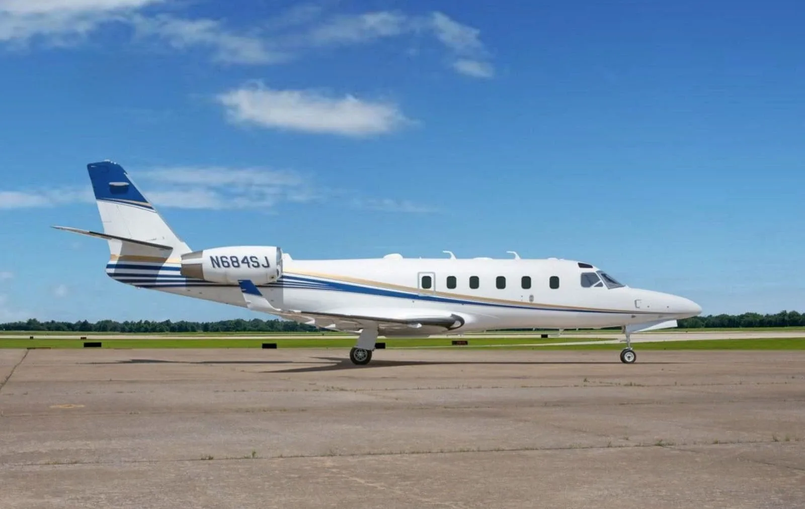 Exterior view of a Gulfstream G150, N458TB.