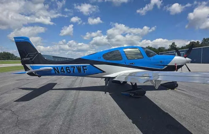 Exterior view of a Cirrus SR22, N819X.