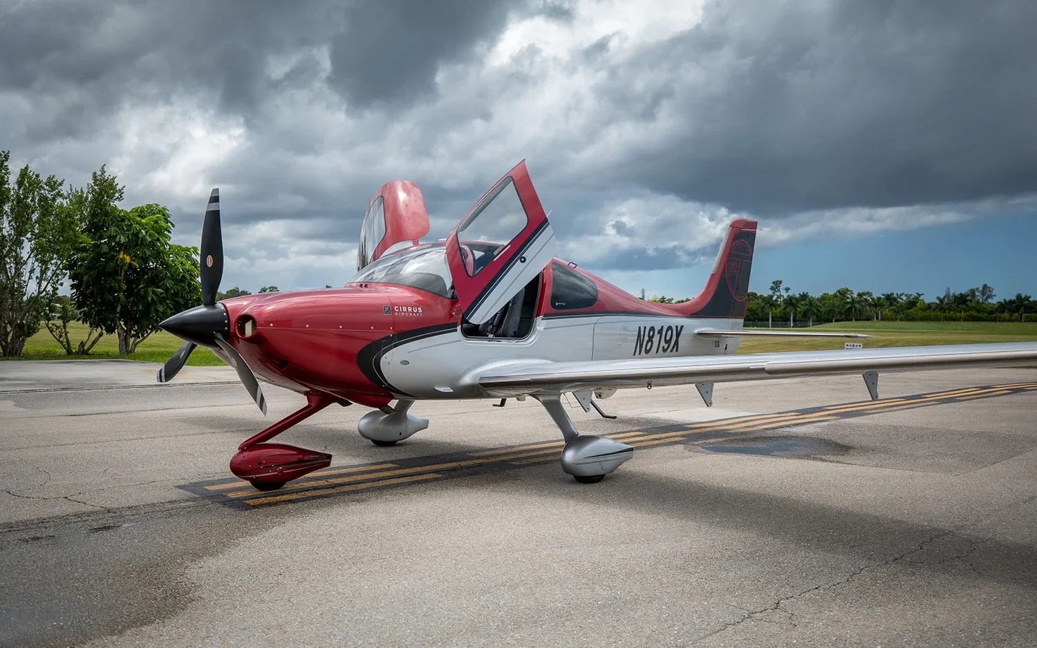 Exterior view of a Cirrus SR22, N819X.