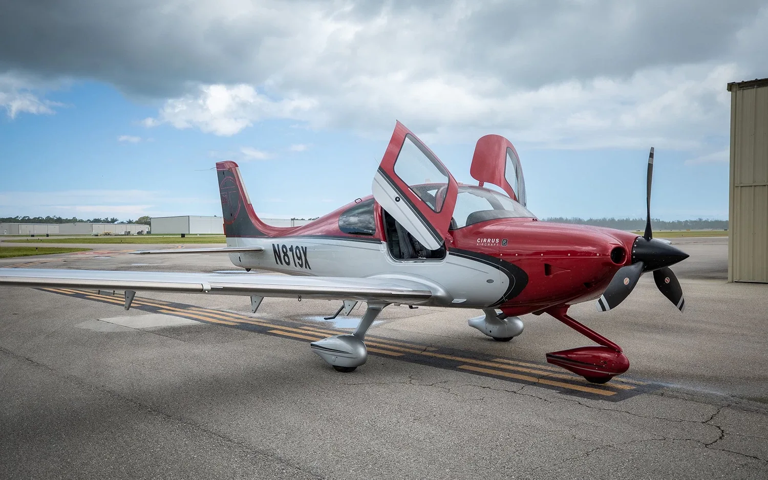 Exterior view of a Cirrus SR22, N819X.