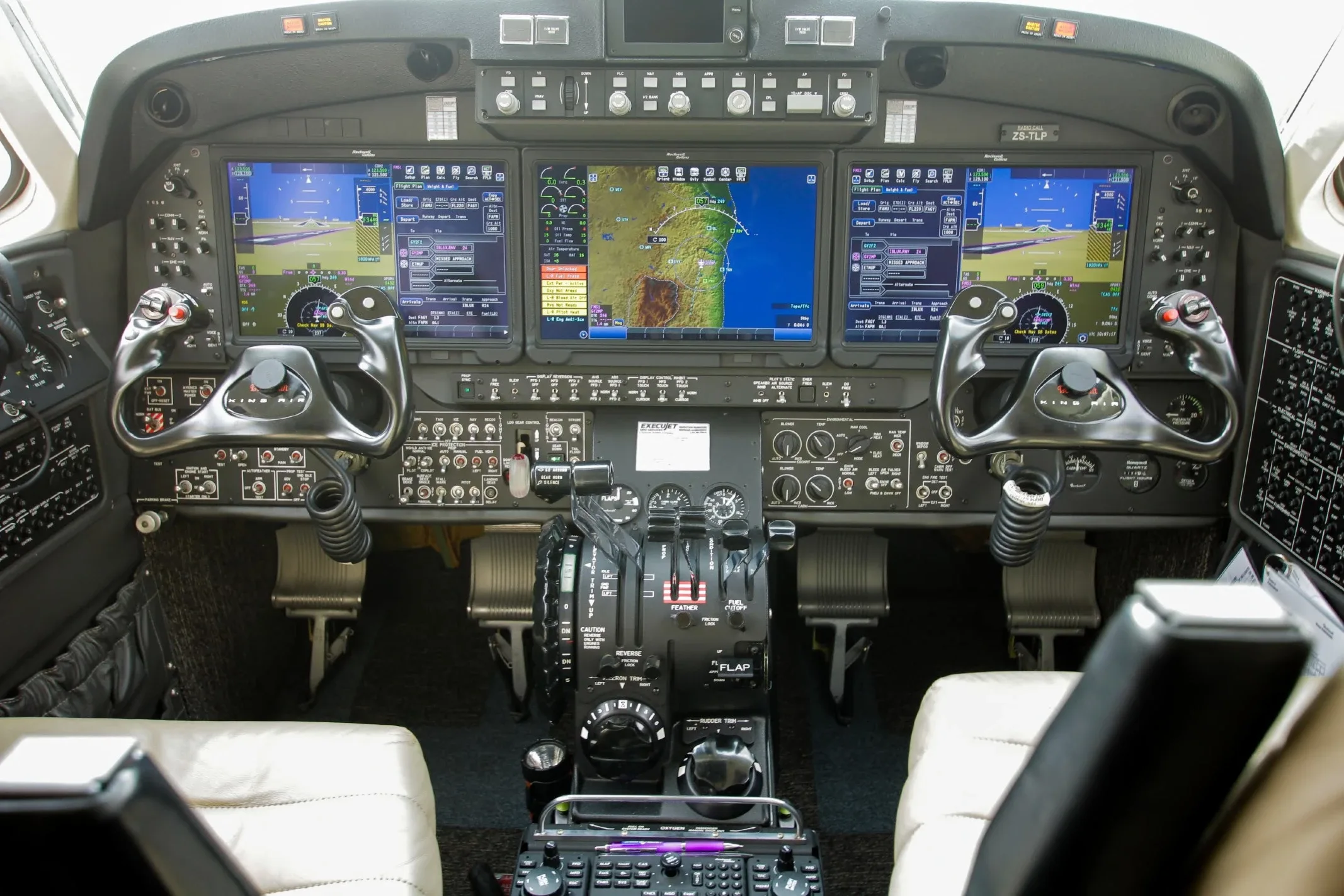 Cockpit and instrument panel of a Beechcraft Textron King Air 350.