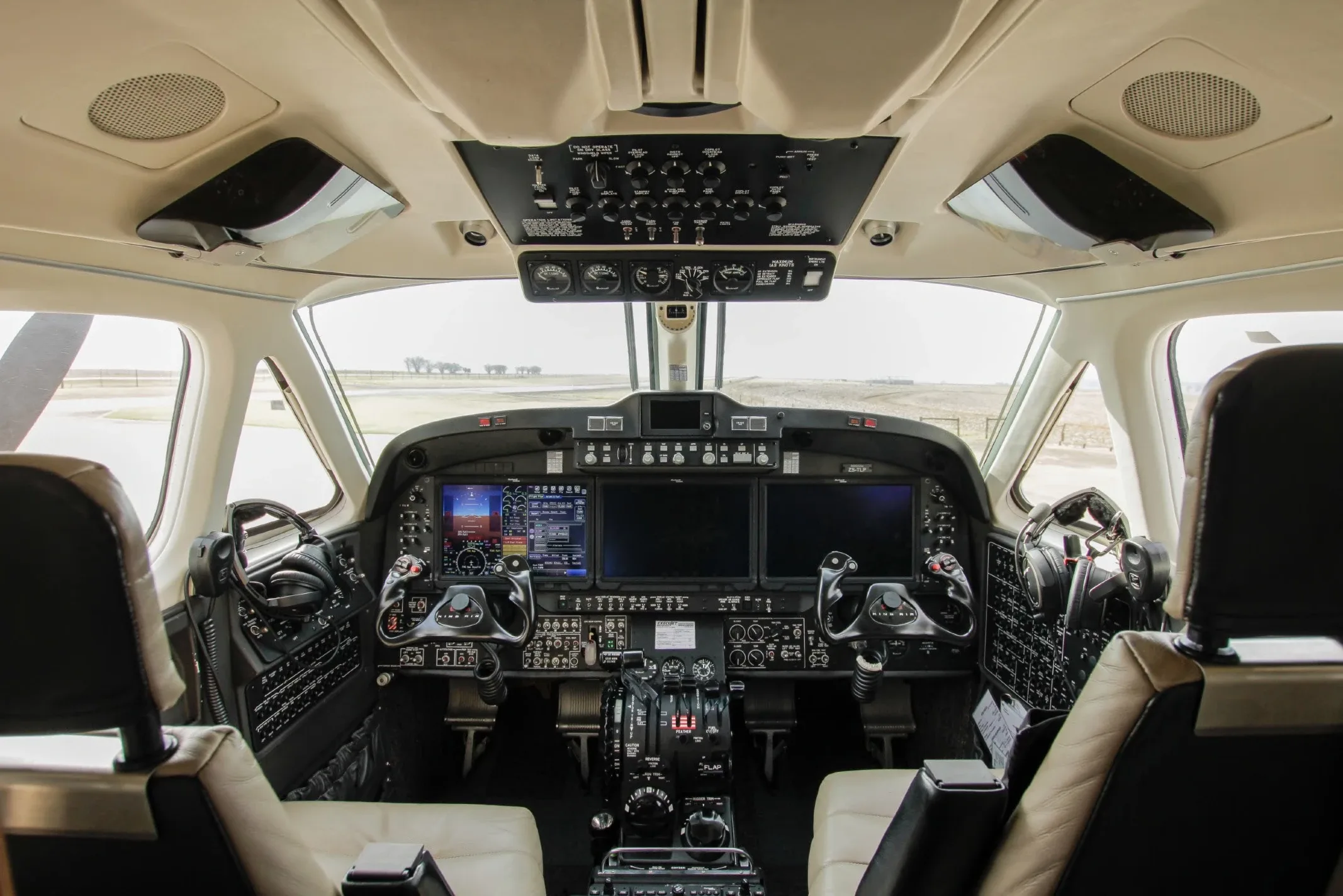 Cockpit and instrument panel of a Beechcraft Textron King Air 350.