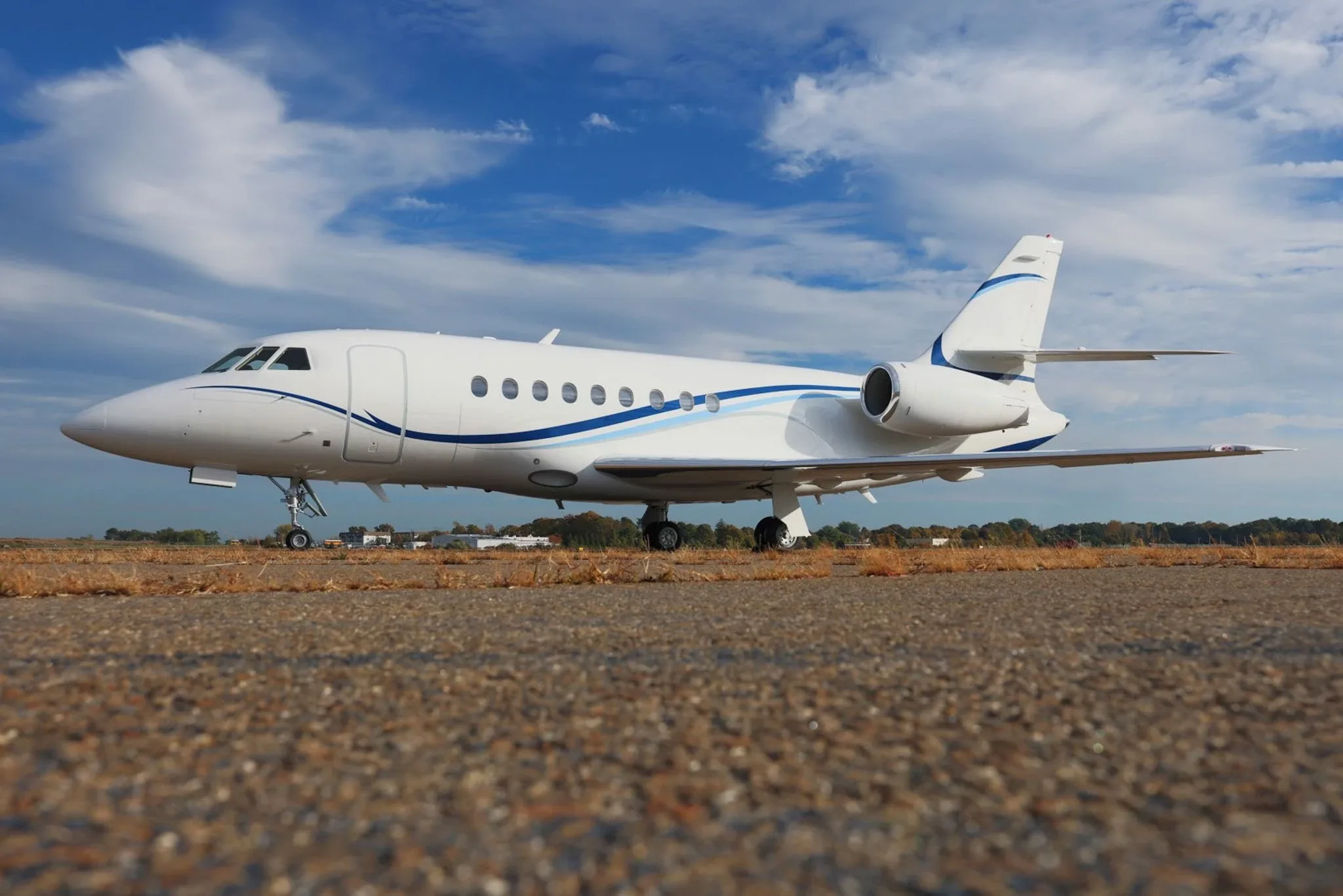 Exterior view of a Dassault Falcon 7X, N783SL.
