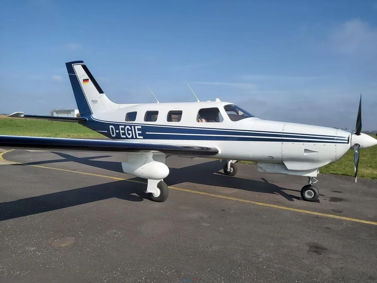 Exterior view of a Piper Piston, N799JH.