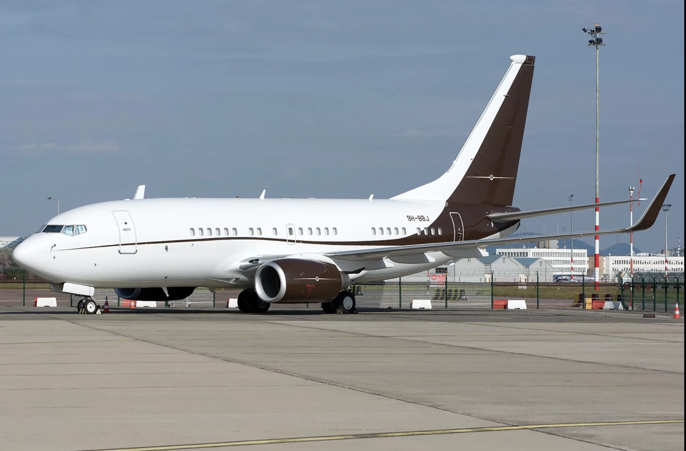 Exterior view of a Boeing BBJ, N4125.