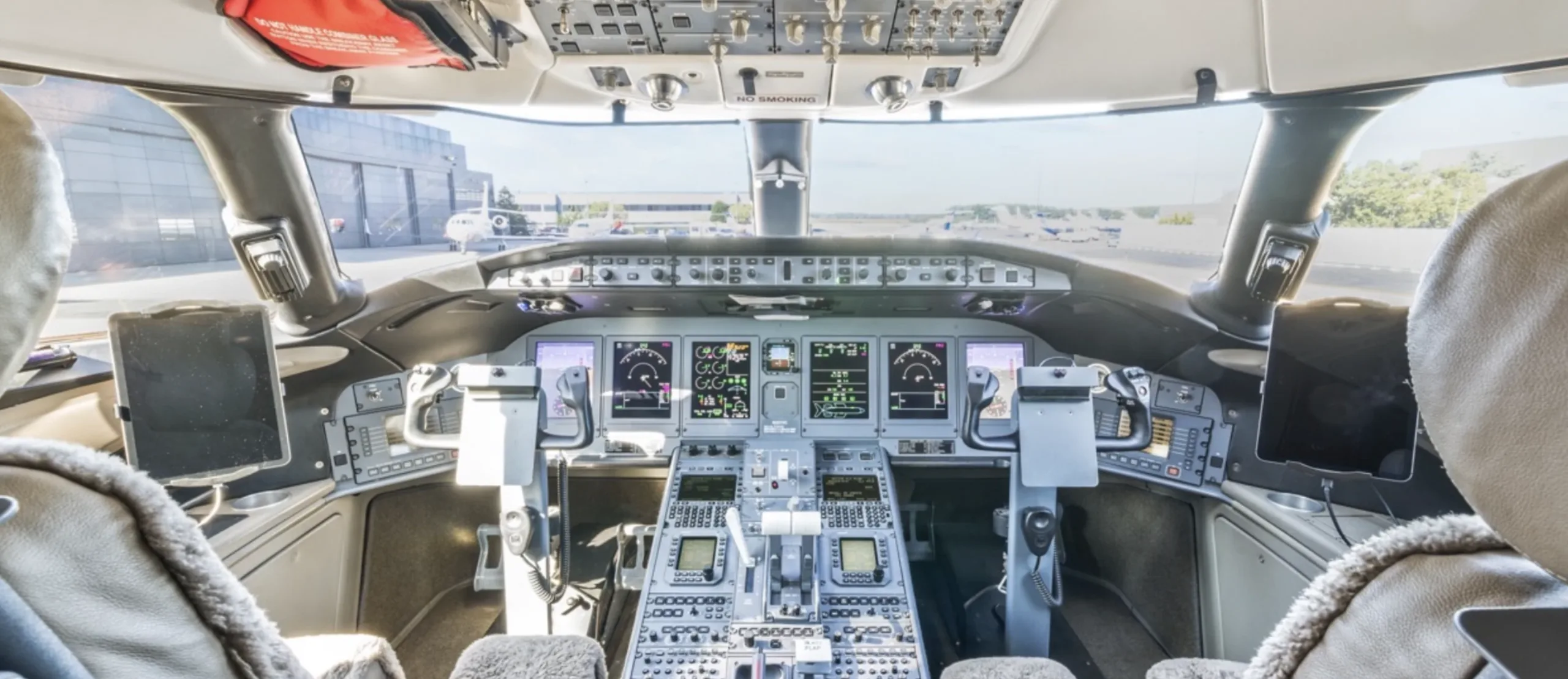 Cockpit and instrument panel of a Bombardier Global XRS.