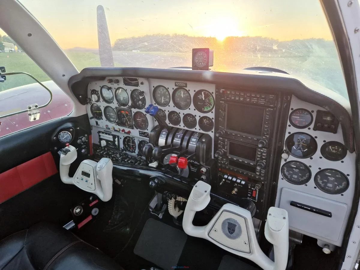 Cockpit and instrument panel of a Beechcraft Twin Piston Baron 55.