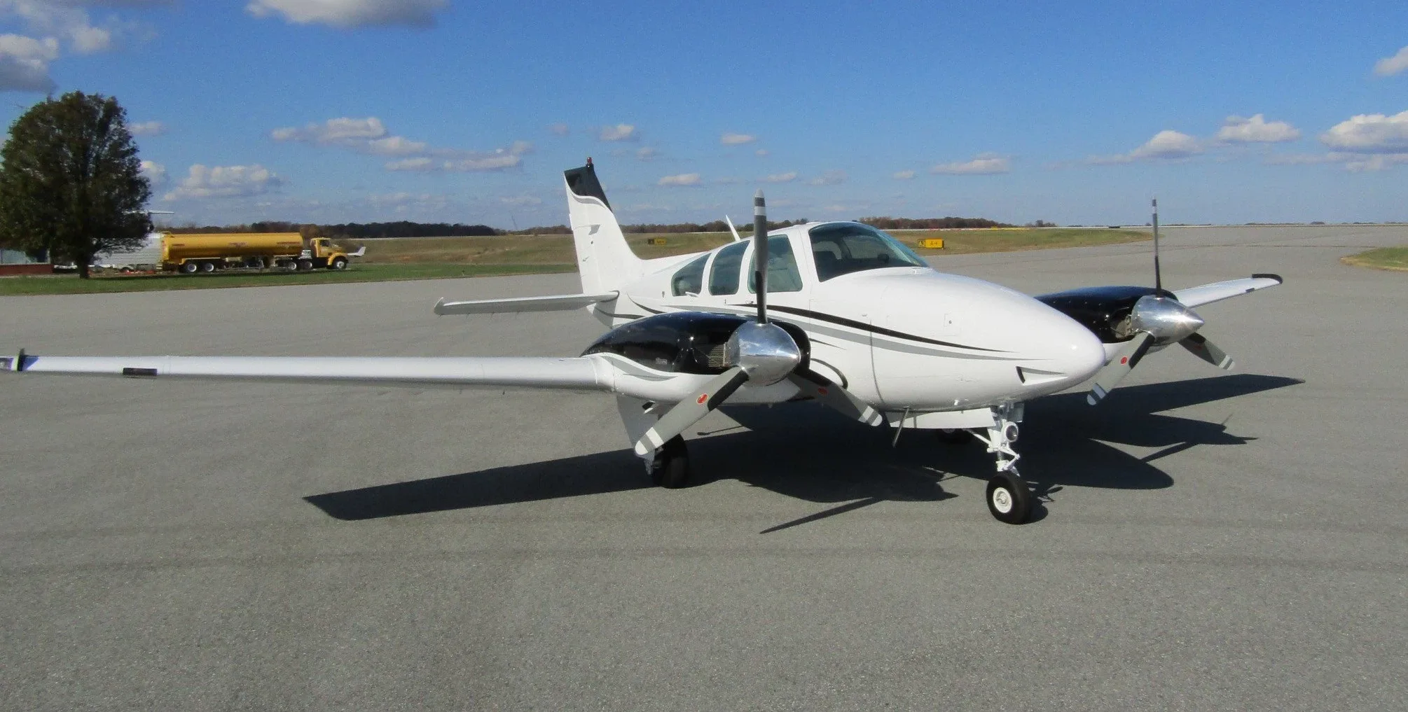 Exterior view of a Beechcraft Twin Piston Baron 55, N55BN.