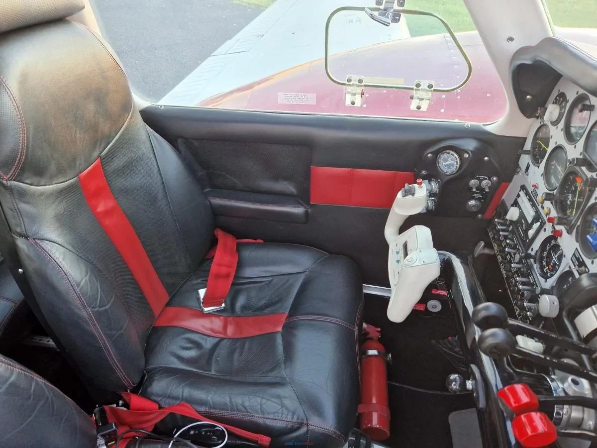 Cockpit and instrument panel of a Beechcraft Twin Piston Baron 55.