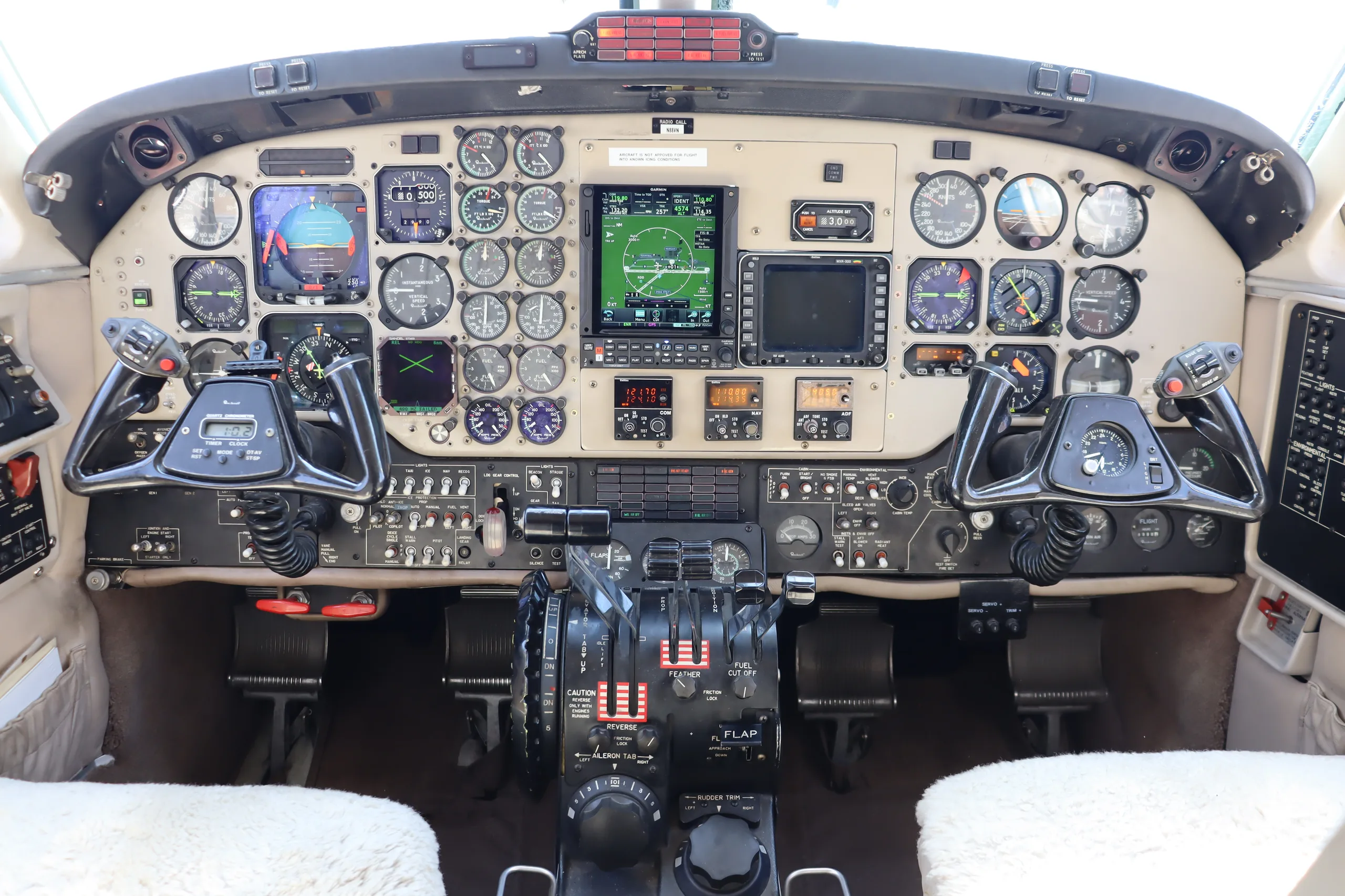 Cockpit and instrument panel of a 1986 Beechcraft King Air B200.