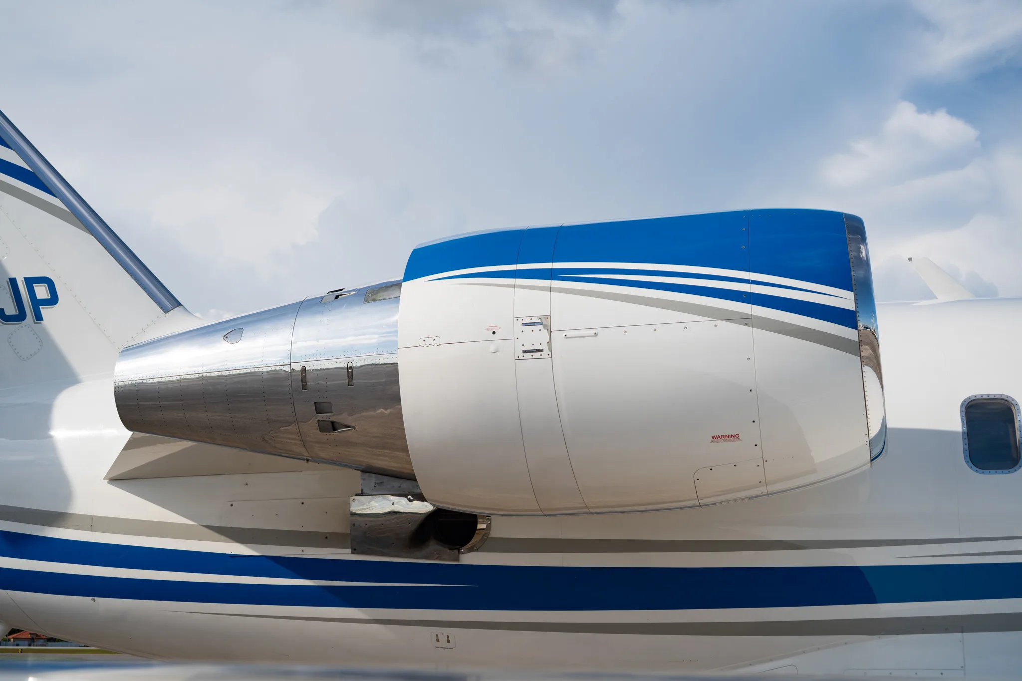 Exterior view of a 2013 Bombardier challenger 605.
