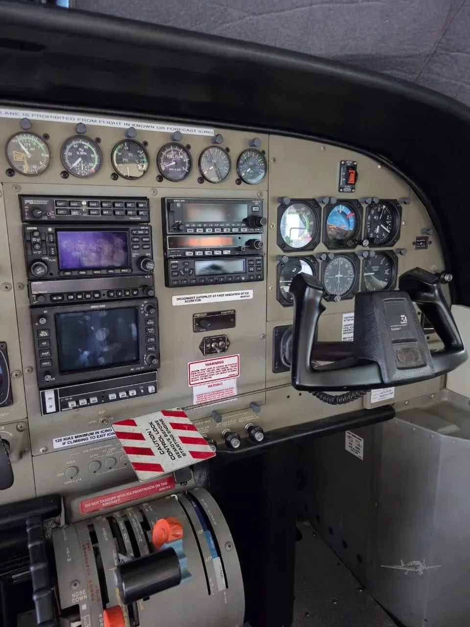Cockpit and instrument panel of a 2000 Cessna Caravan 208B Grand.