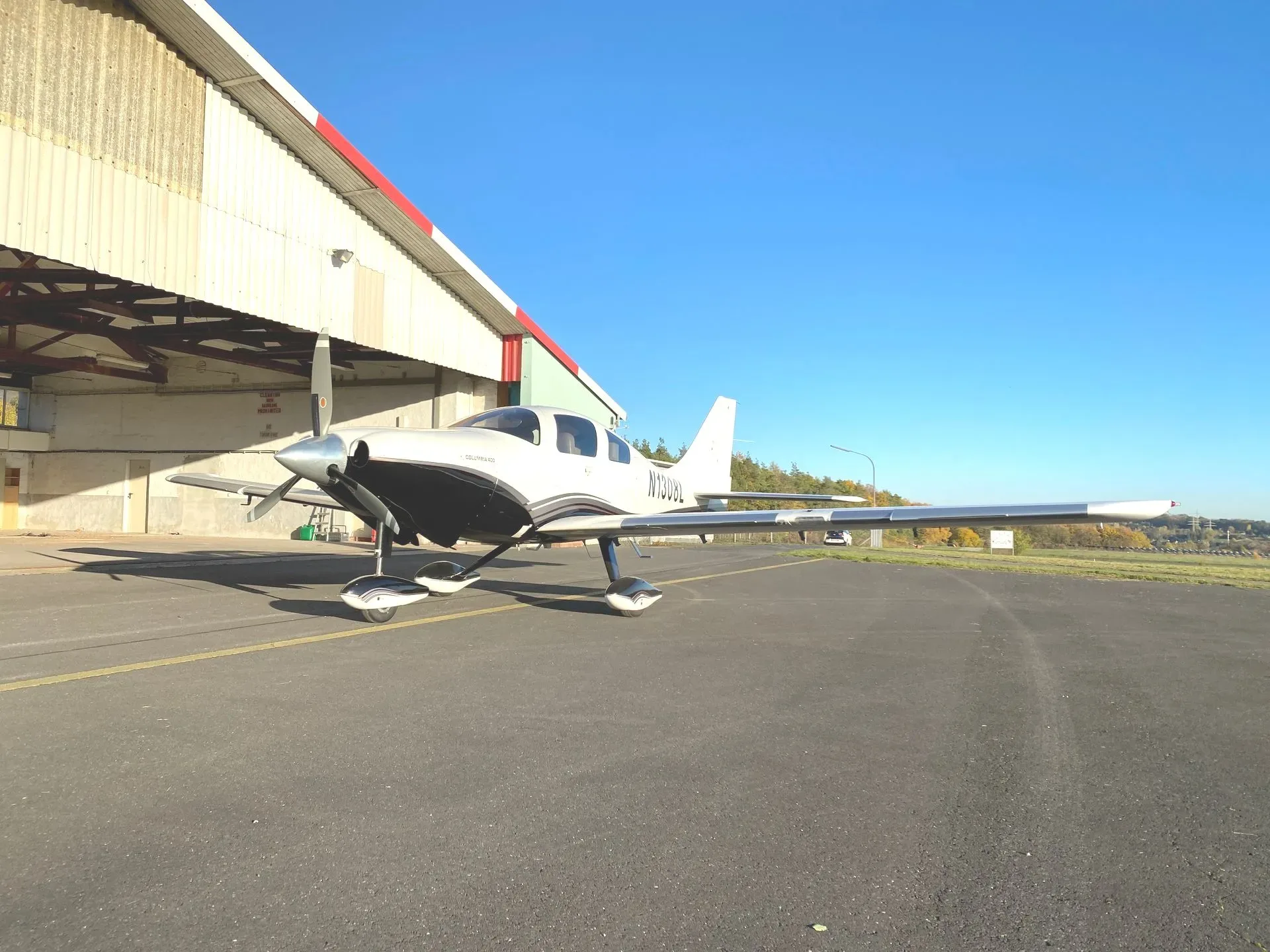Exterior view of a 2006 LC41-550FG, N1308L.