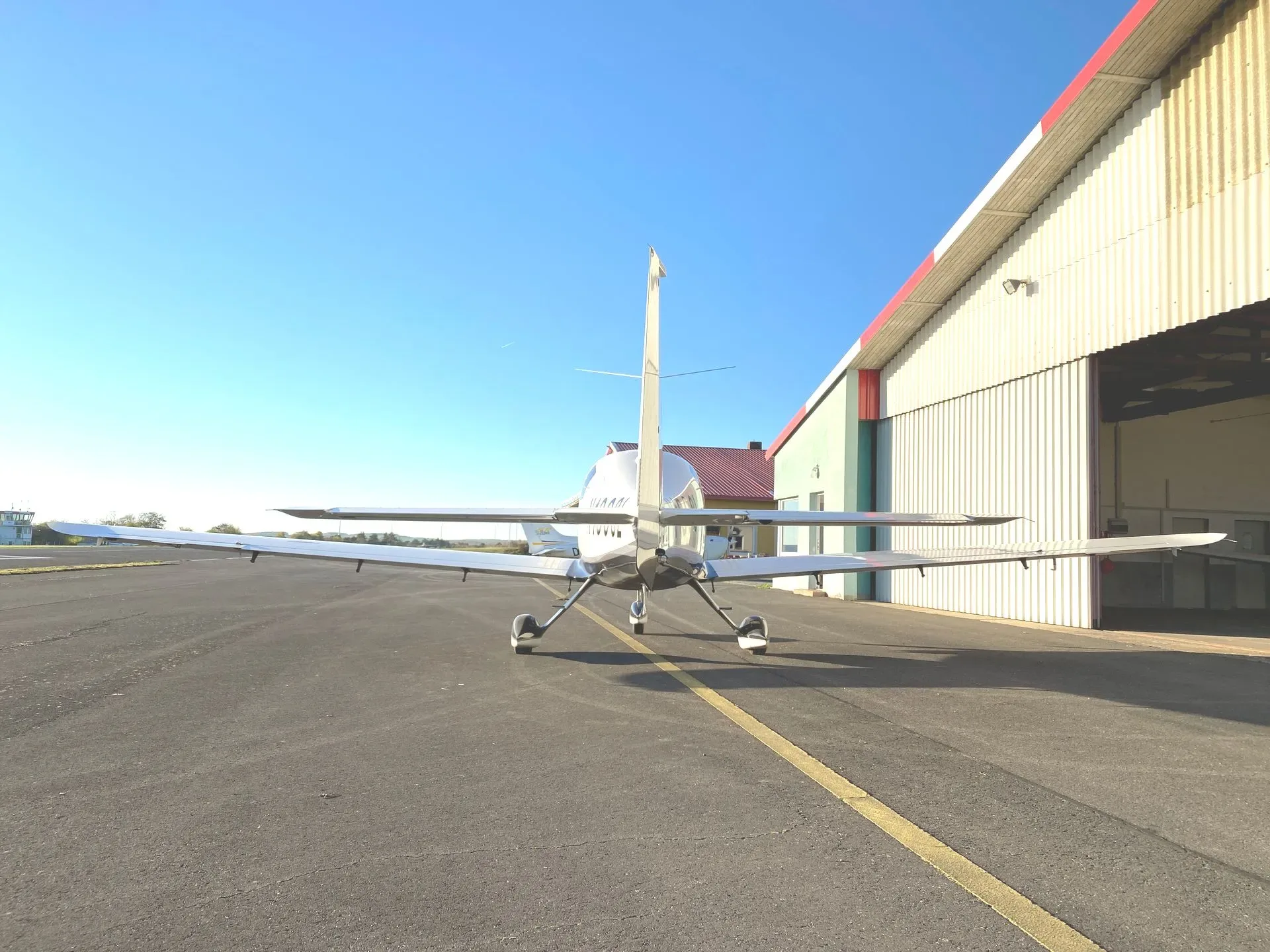 Exterior view of a 2006 LC41-550FG, N1308L.