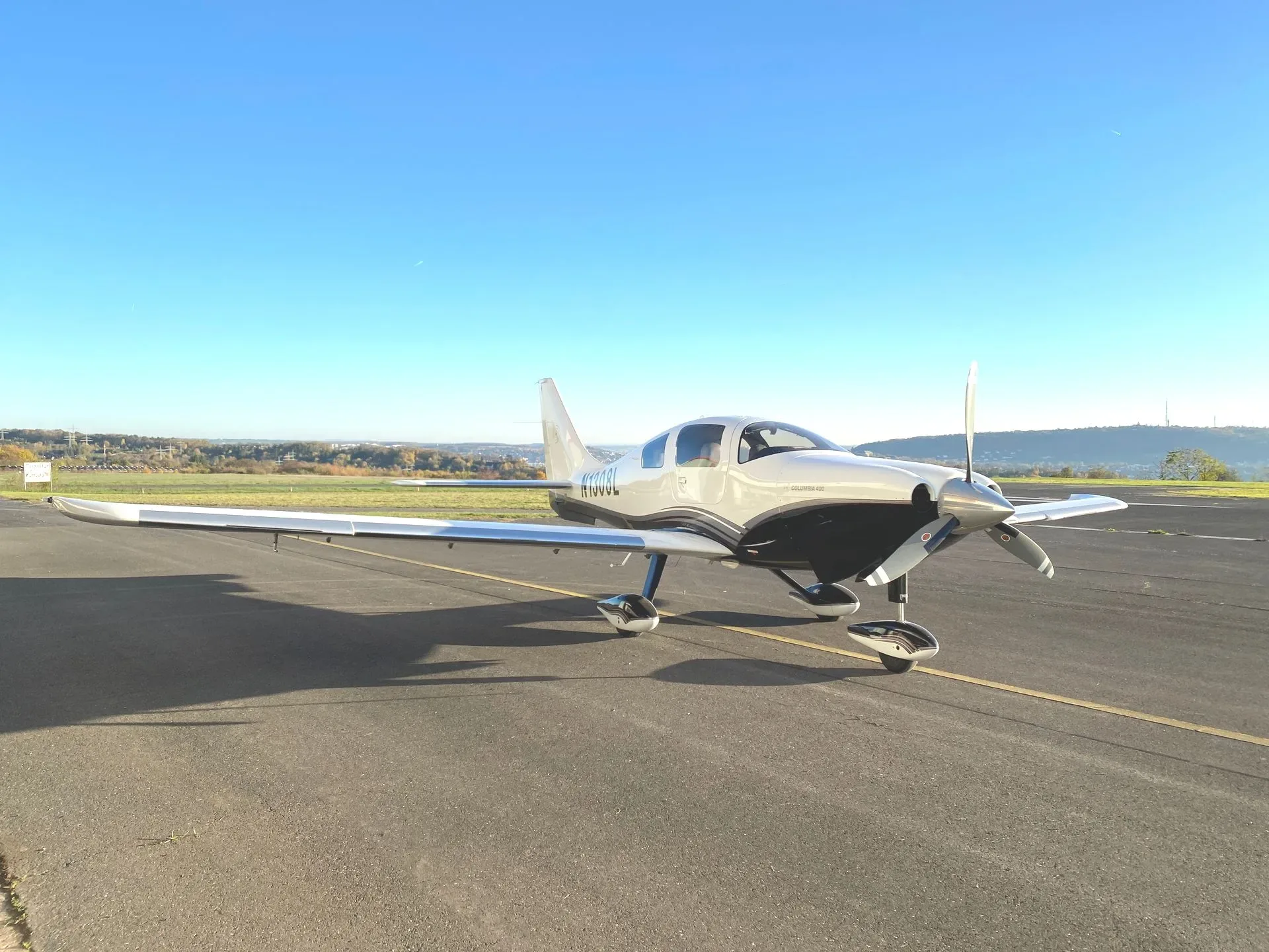 Exterior view of a 2006 LC41-550FG, N1308L.