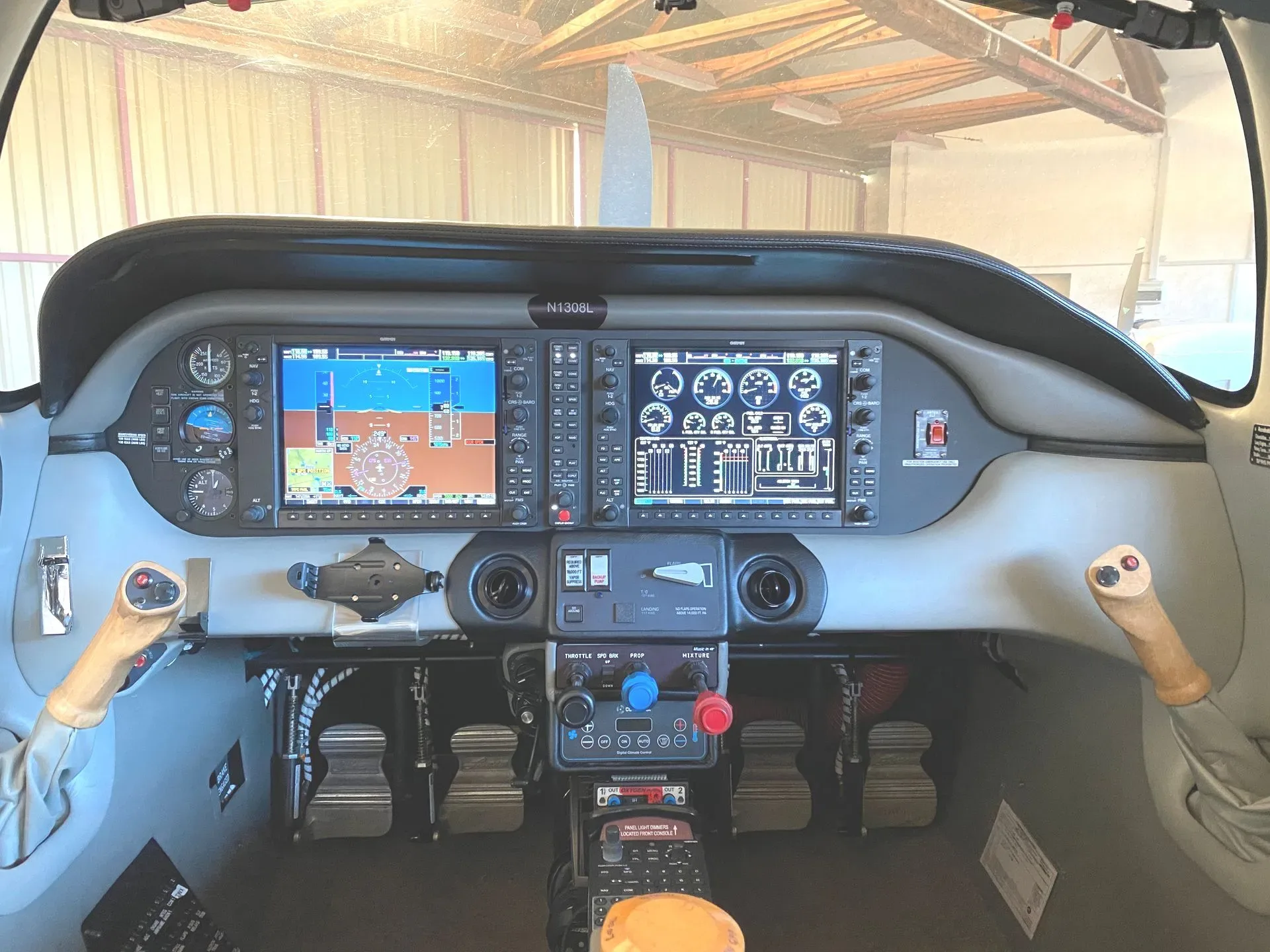 Cockpit and instrument panel of a 2006 LC41-550FG.