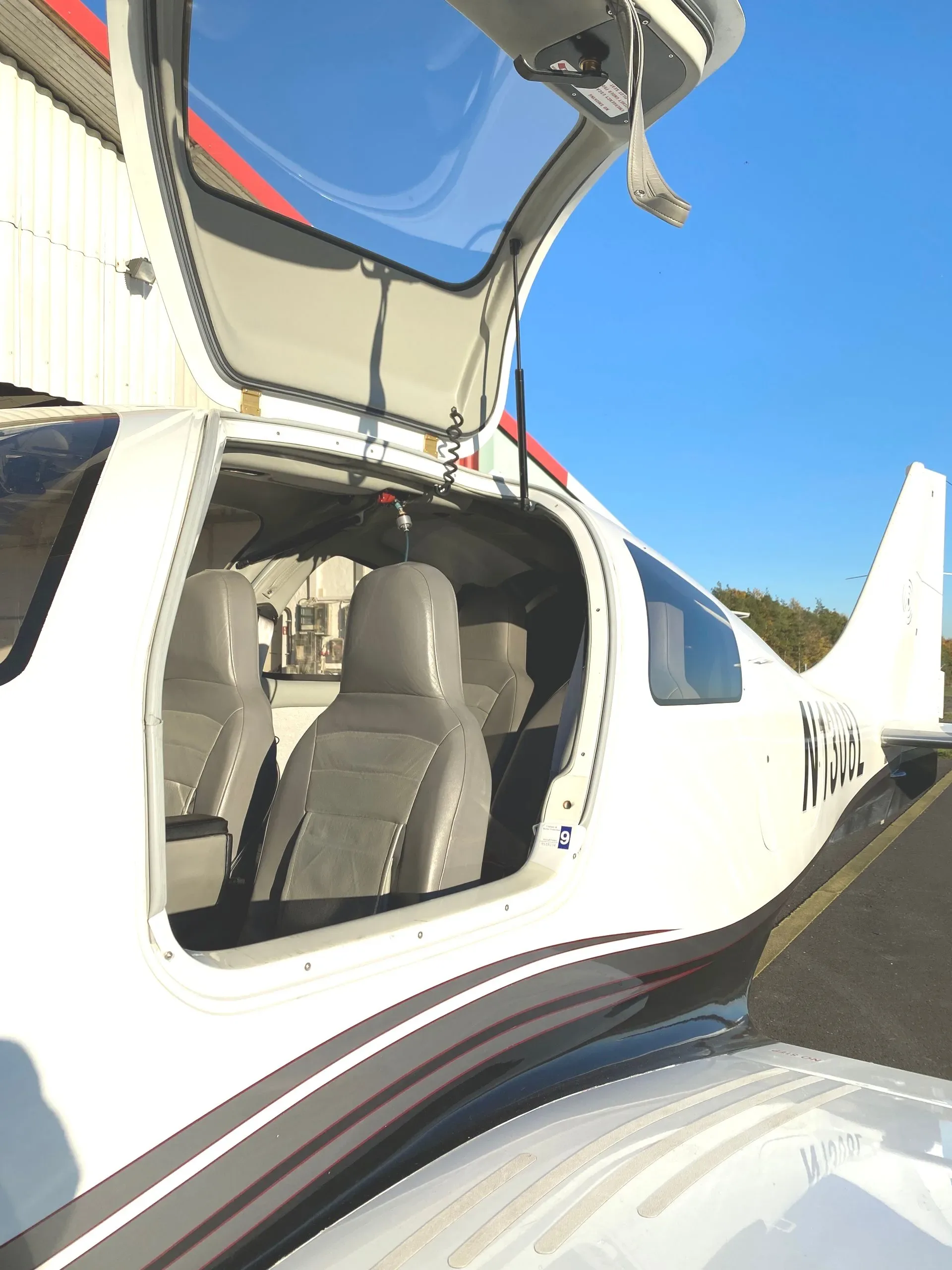 Exterior view of a 2006 LC41-550FG, N1308L.