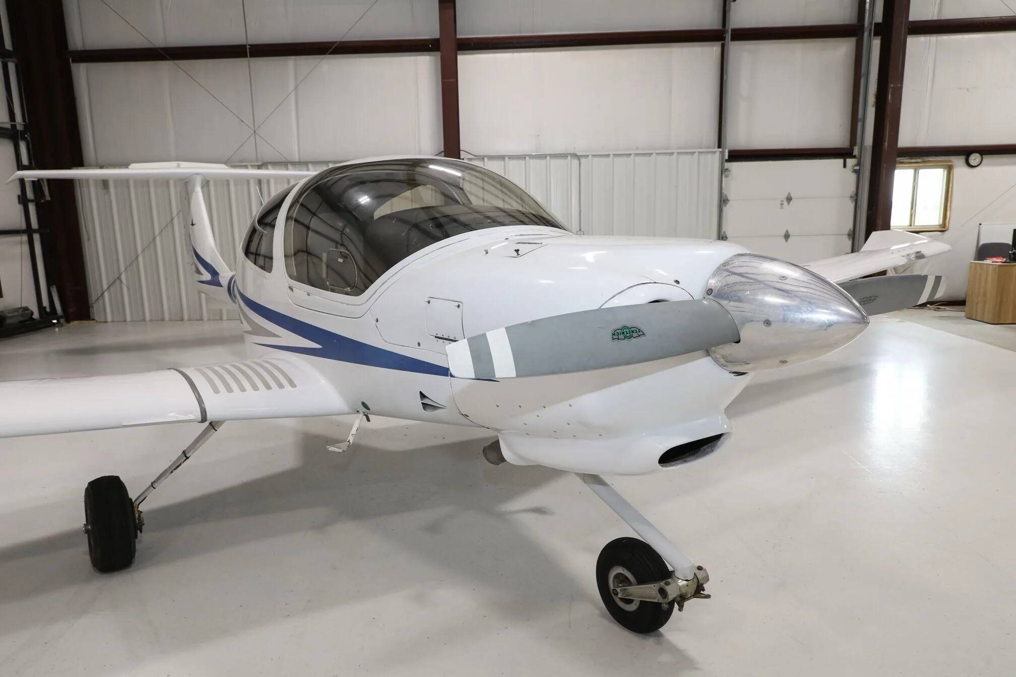 Exterior view of a 2007 Diamond DA40.