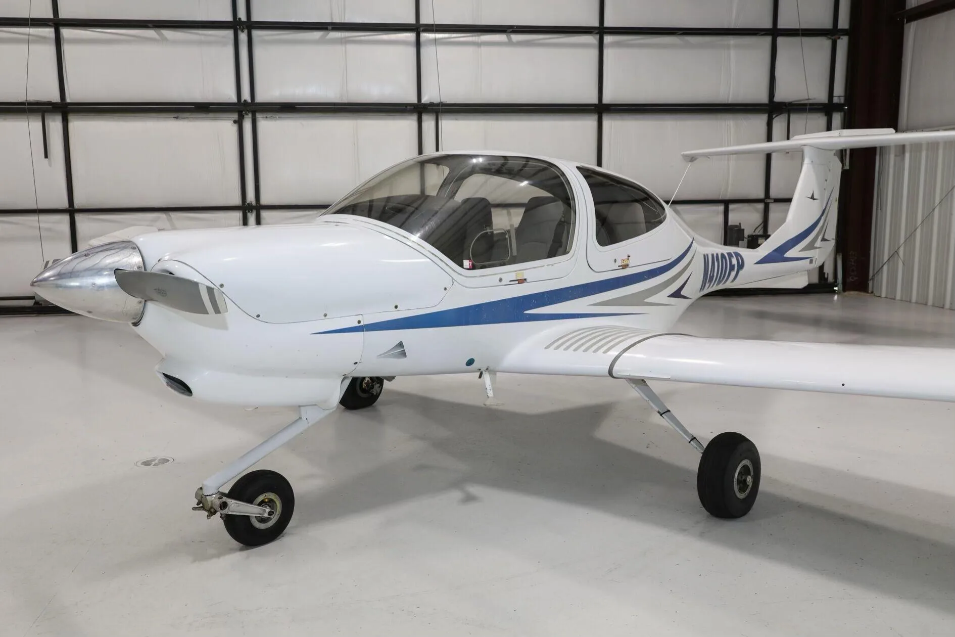 Exterior view of a 2007 Diamond DA40.