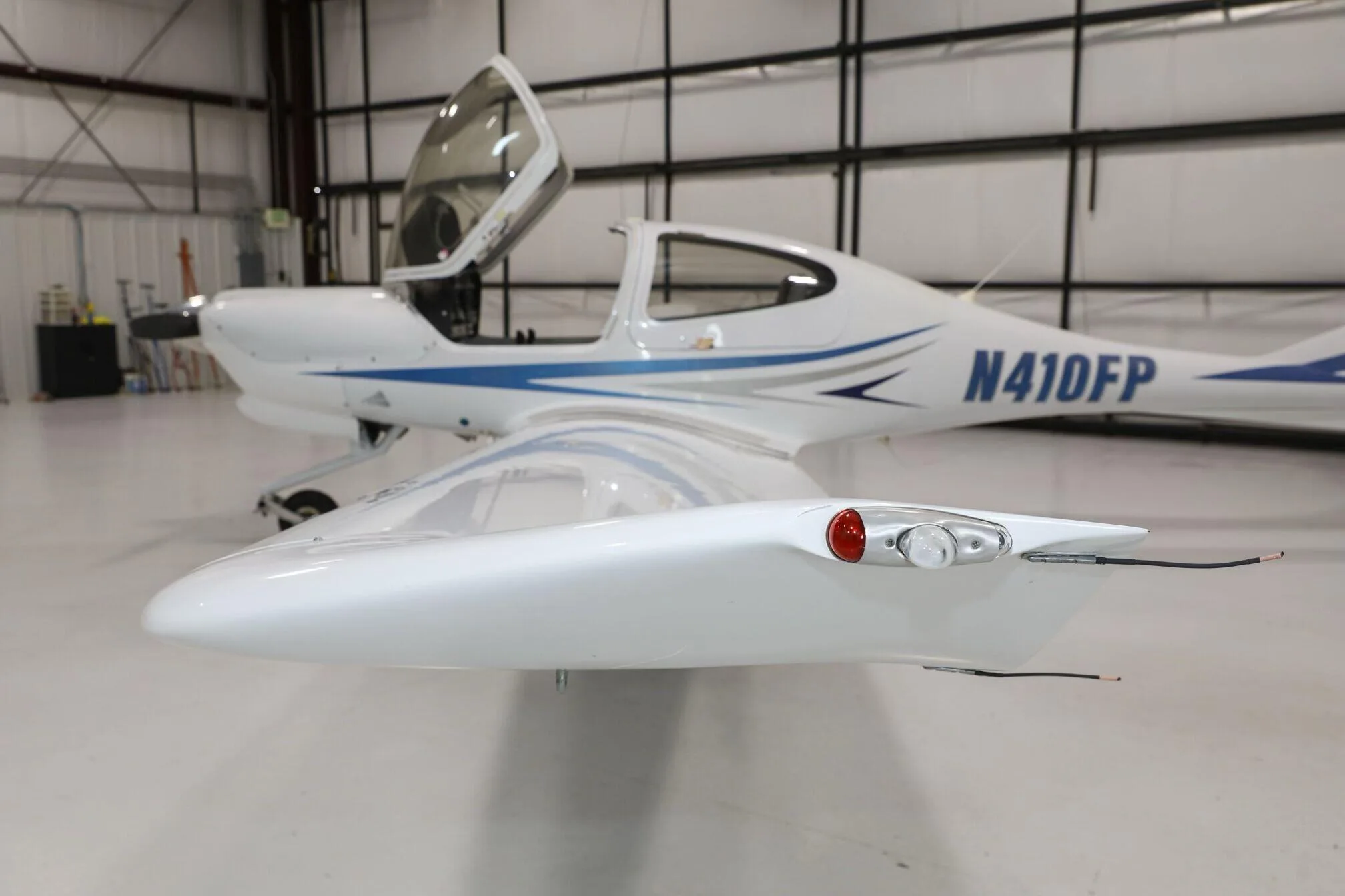 Exterior view of a 2007 Diamond DA40.