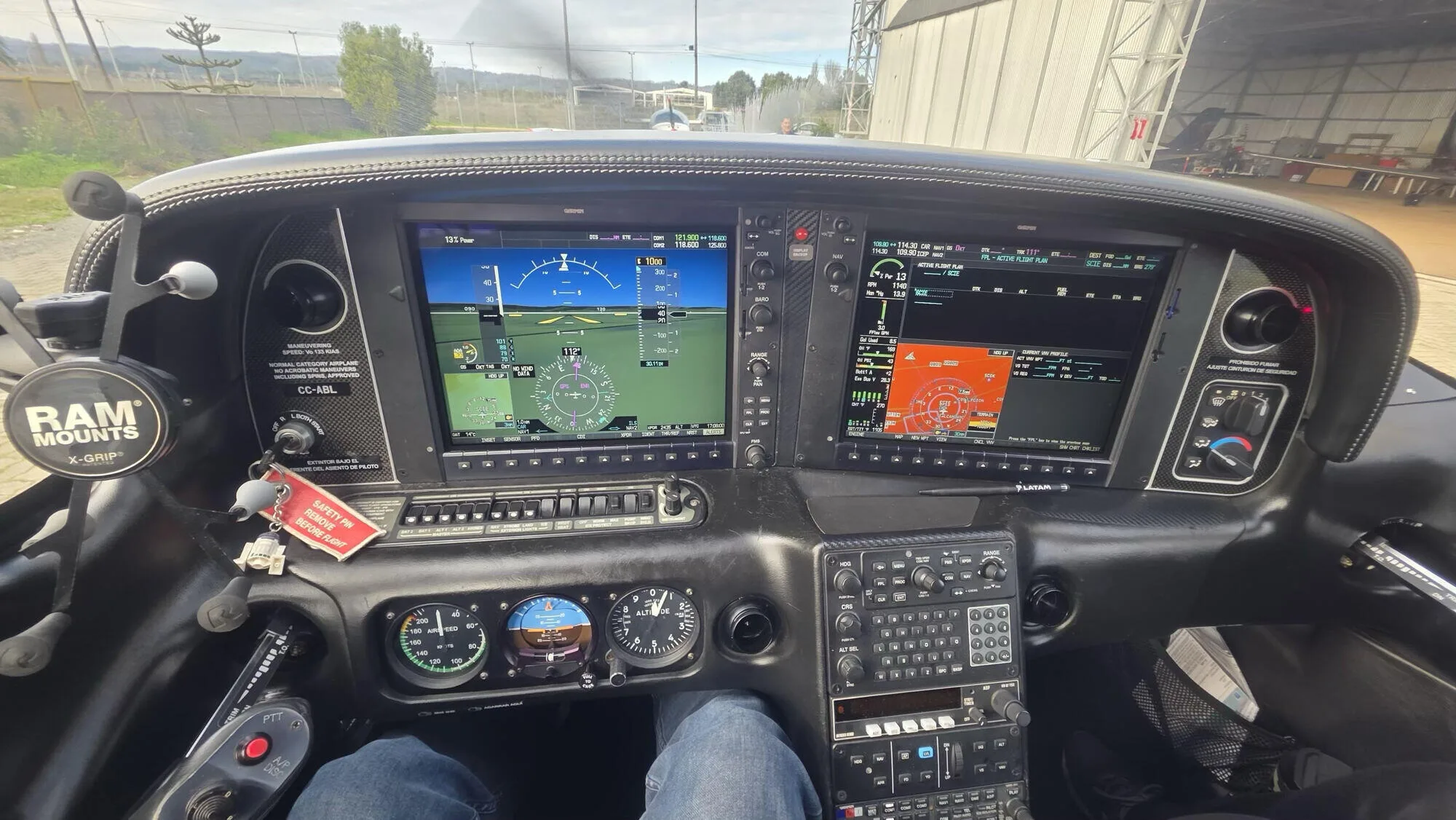 Cockpit and instrument panel of a 2010 Cirrus SR22 TN G3.