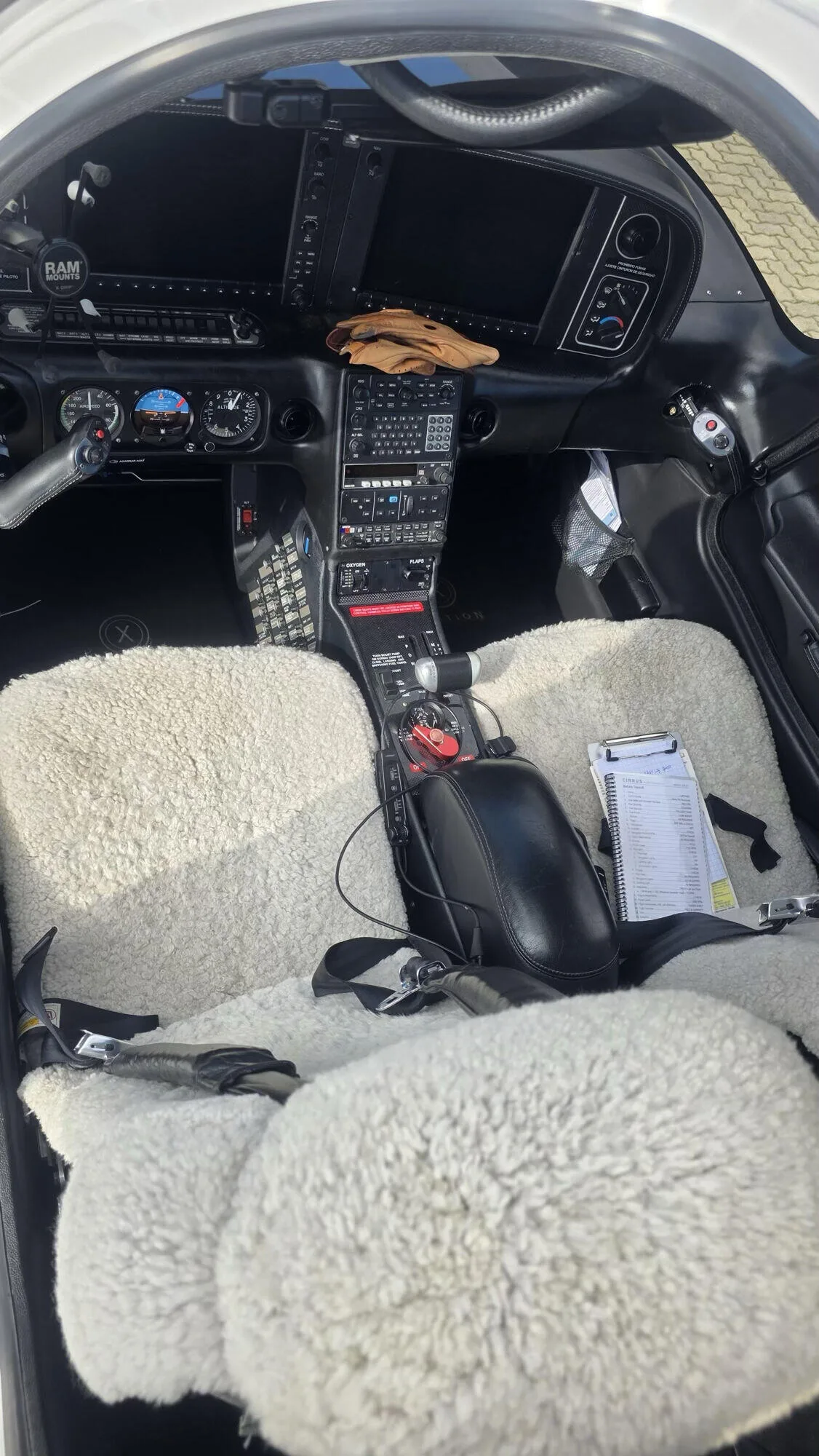 Cockpit and instrument panel of a 2010 Cirrus SR22 TN G3.