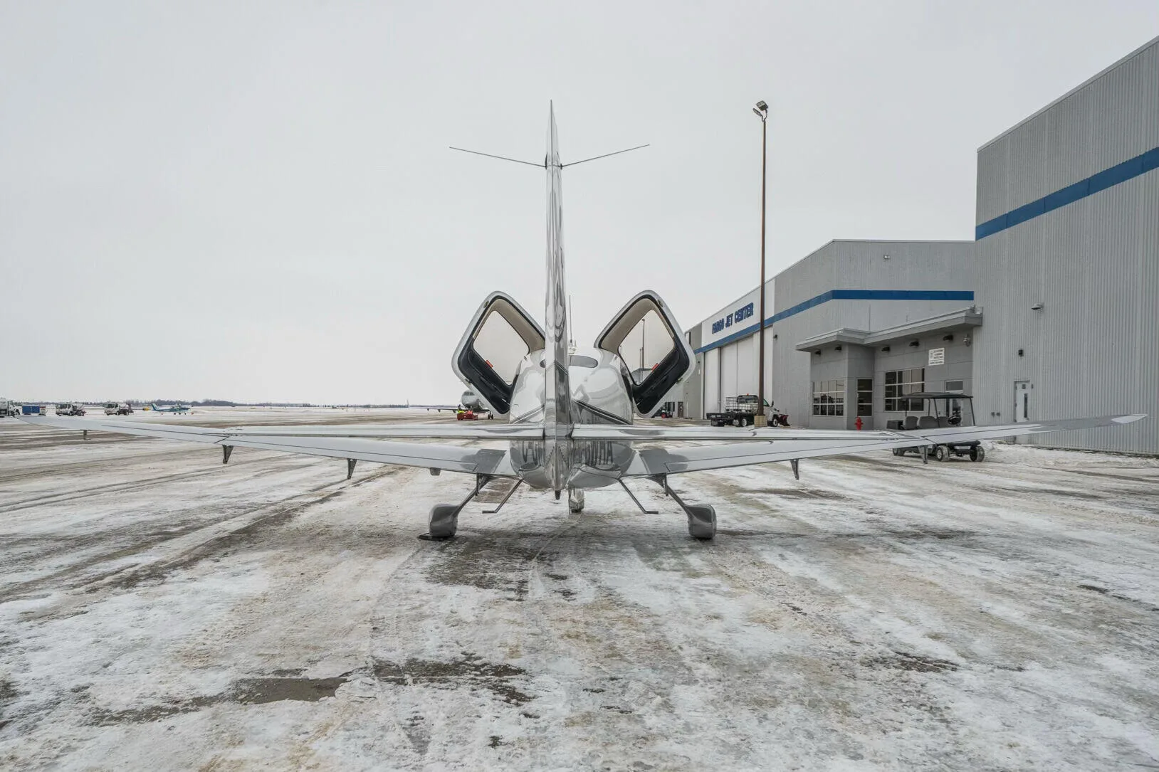 Exterior view of a 2011 Cirrus SR22 TN G3.