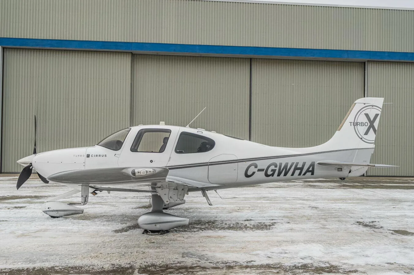 Exterior view of a 2011 Cirrus SR22 TN G3.
