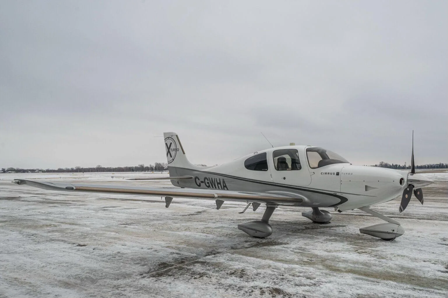 Exterior view of a 2011 Cirrus SR22 TN G3.