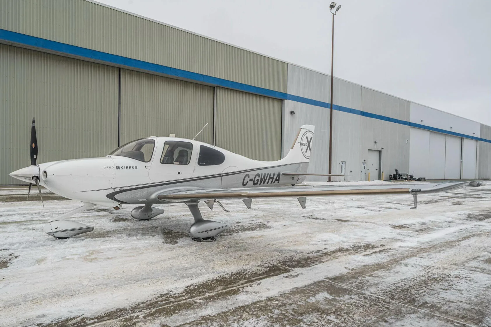 Exterior view of a 2011 Cirrus SR22 TN G3.