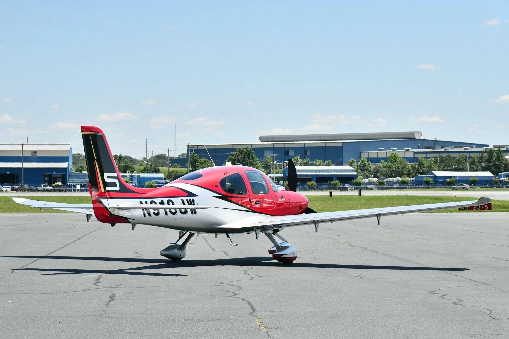 Exterior view of a 2017 Cirrus SR22T G6.